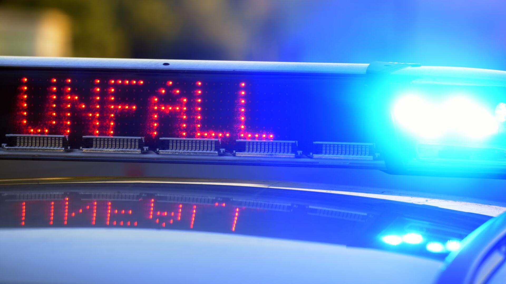 Auf einem Polizeifahrzeug warnt eine Leuchtschrift vor einer Unfallstelle.  Auf der A27 bei Bremerhaven stürzte ein Motorradfahrer im Abfahrtsbereich schwer. Seine Mitfahrerin erlitt leichte Verletzungen, die Abfahrt war kurzzeitig gesperrt.