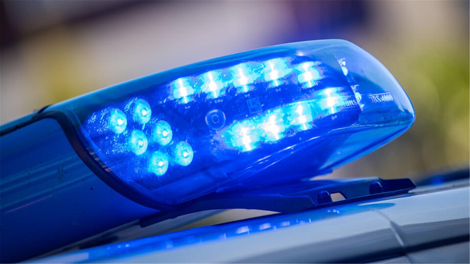 Ein Blaulicht ist auf dem Dach eines Polizeifahrzeugs zu sehen.  Auf der A27 bei Hagen soll eine Fahrzeuggruppe andere Verkehrsteilnehmer behindert haben.