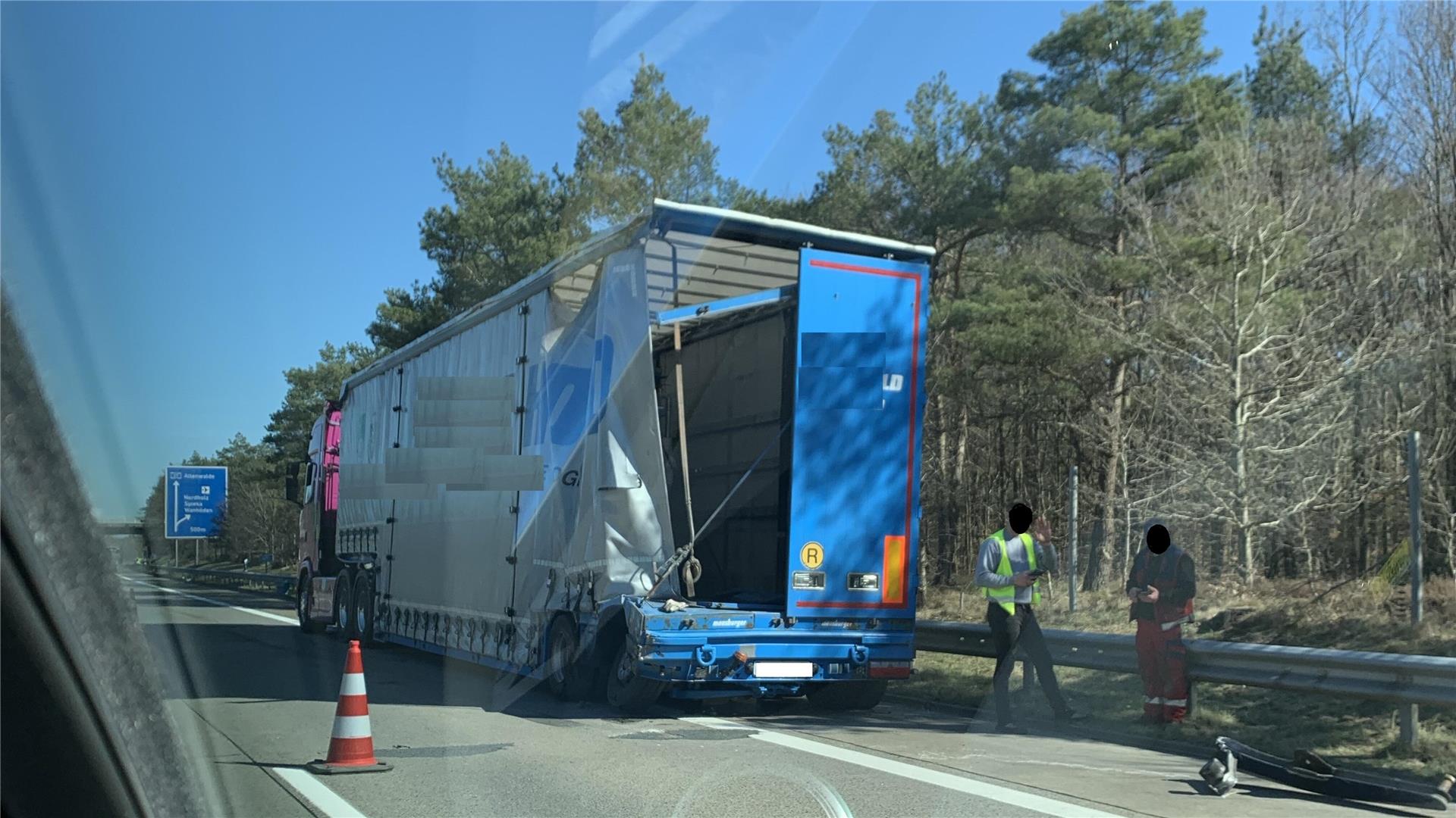 Ein beschädigter Laster steht auf dem Seitenstreifen der A27.