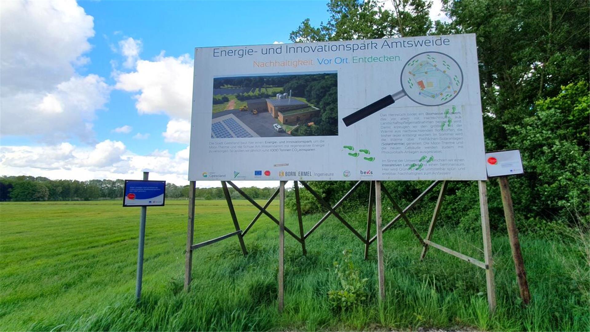 Schild an der grünen Wiese