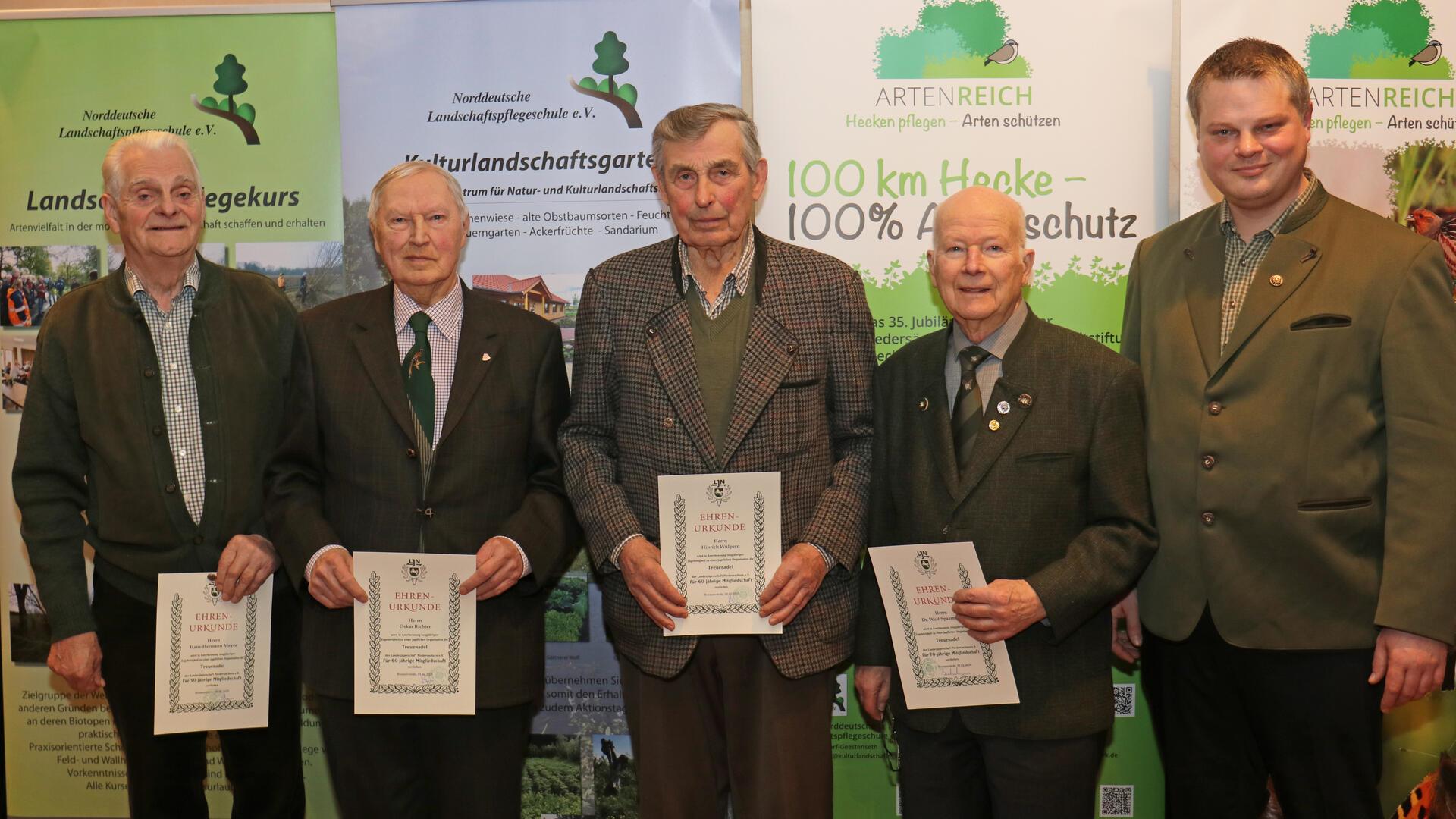 Auf der Jahreshauptversammlung der Jägerschaft Bremervörde beglückwünschte der Vorsitzende Hendrik Bardenhagen (rechts) die langjährigen Mitglieder Hans-Hermann Meyer (von links), Oskar Richter, Hinrich Wülpern und Wulf Sparmann zu ihren Ehrungen.