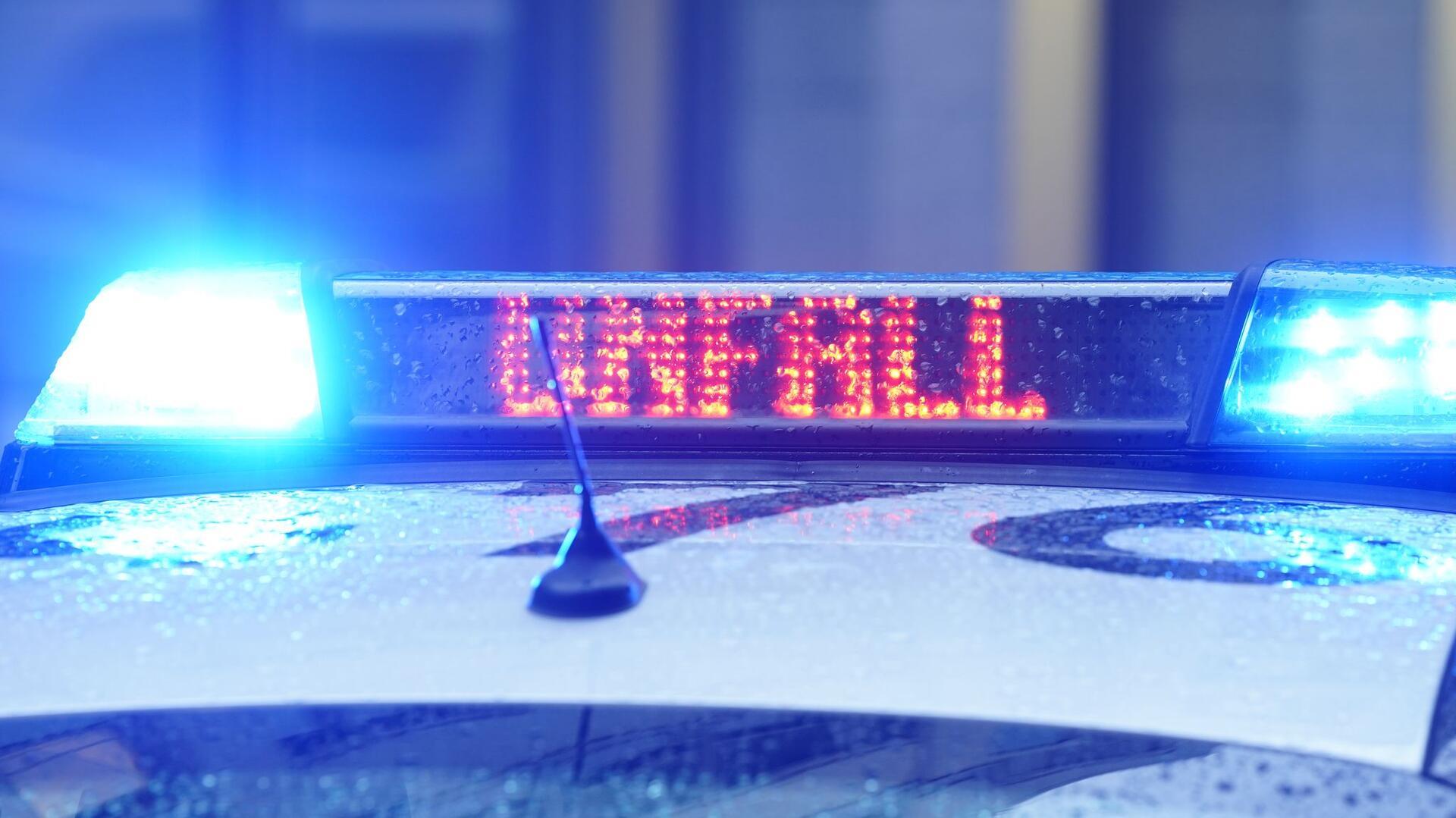 Der Schriftzug «Unfall» ist neben dem Blaulicht auf dem Dach eines Polizeiautos zu lesen.  Auf der L135 kam es zu einem Unfall, bei dem ein Motorradfahrer stürzte und sich leicht verletzte. Die Polizei bittet um Hinweise zu einem flüchtigen blauen Pkw.