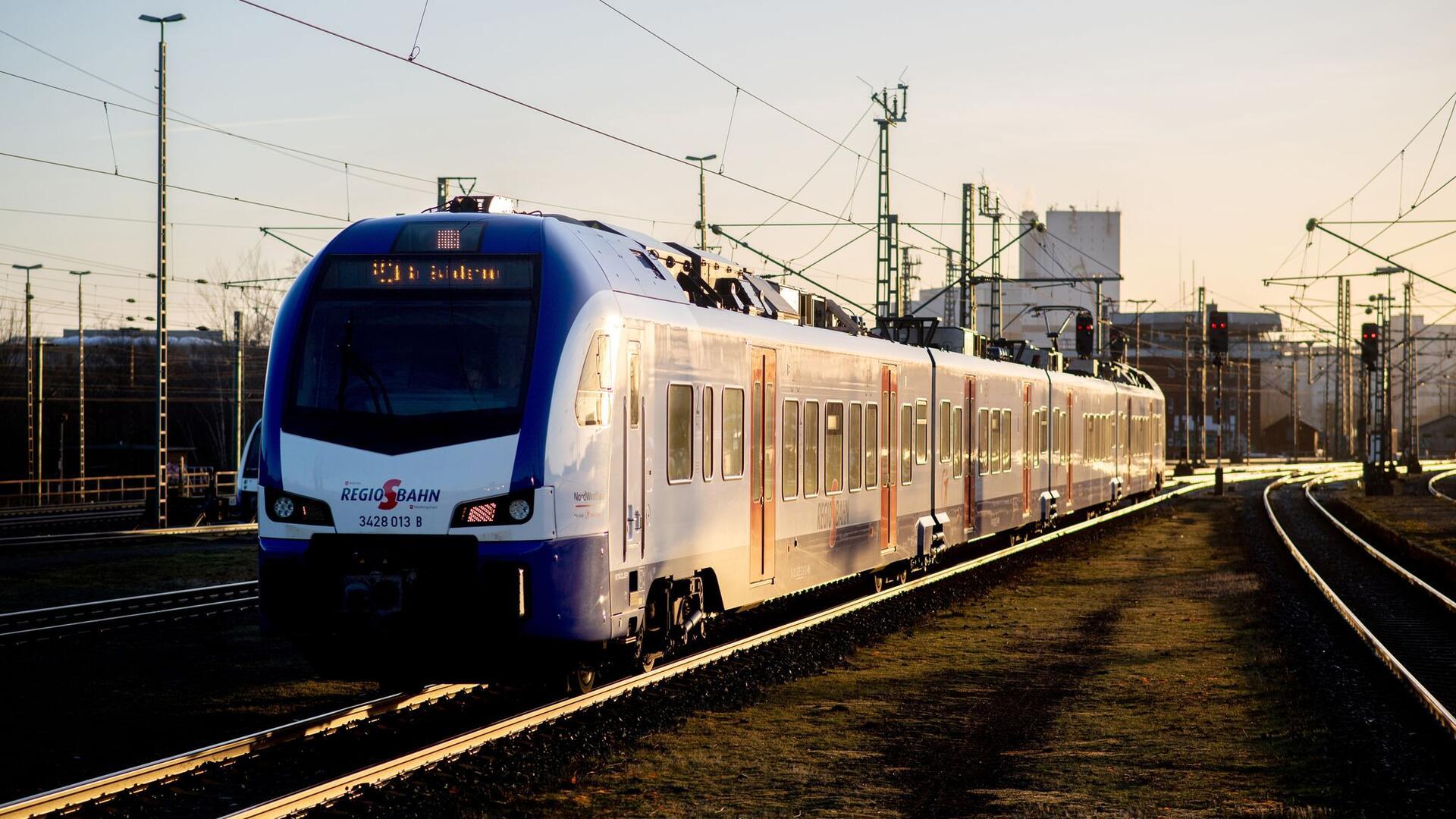 Ein Zug fährt aus einem Bahnhof. Auf der Strecke zwischen Bremen und Bremerhaven gilt in der Nacht zur Zeitumstellung ein besonderer Fahrplan – ein Zug erreicht sein Ziel offiziell vor der Abfahrtzeit.