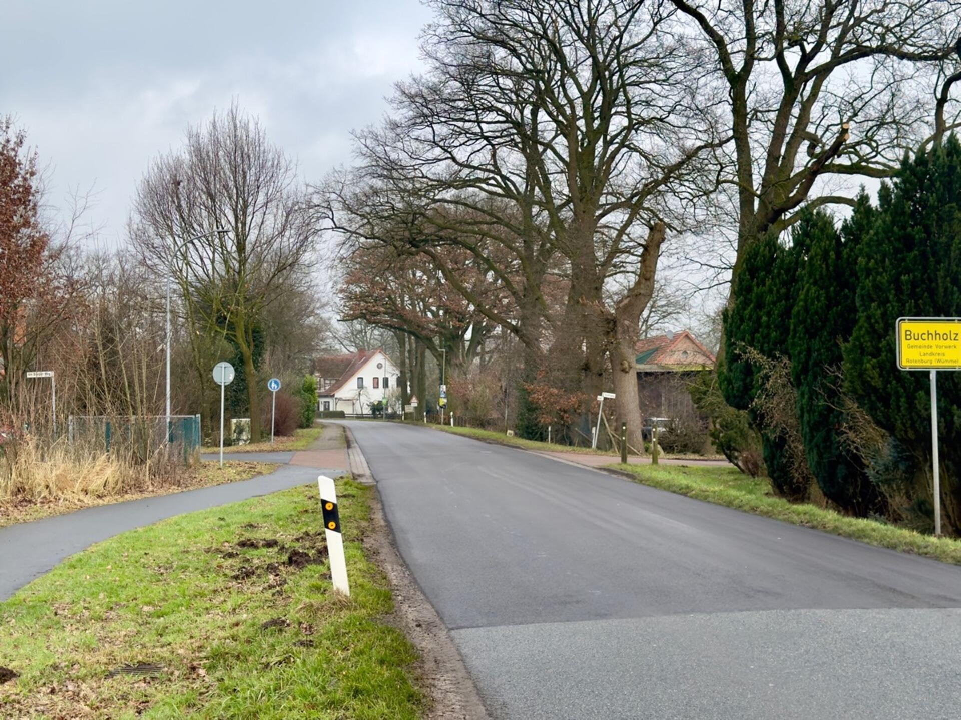 Auf der linken Seite erkennt man einen endenden Radweg am Ortseingang. Ab da sind Radfahrer darauf angewiesen, die Straßenseite zu wechseln.