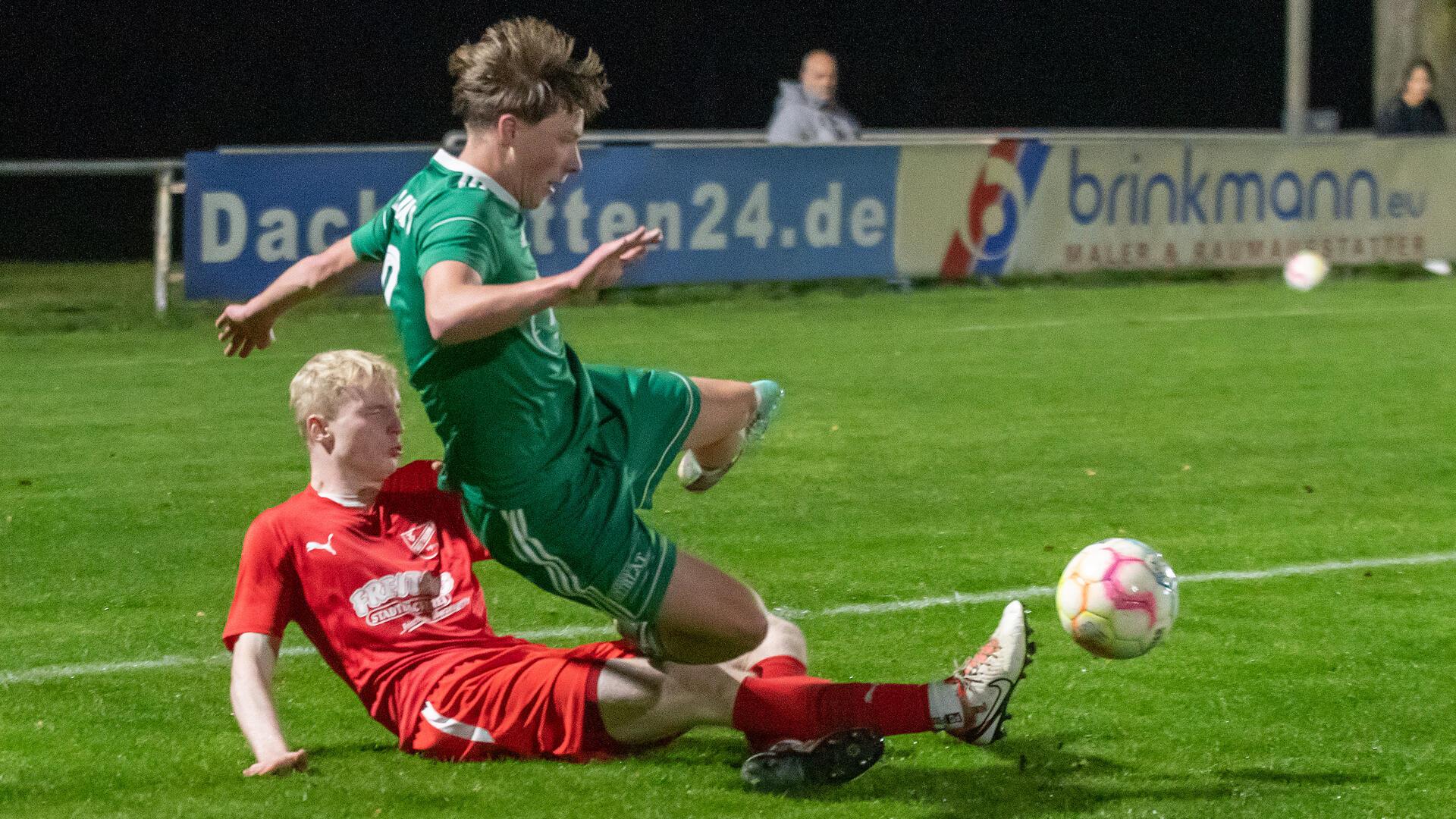 Auf die Heeslinger Offensivkräfte wie Daniel Holsten (grünes Trikot) werden die Ippenser Verteidiger am Sonntag ganz besonders aufpassen müssen.