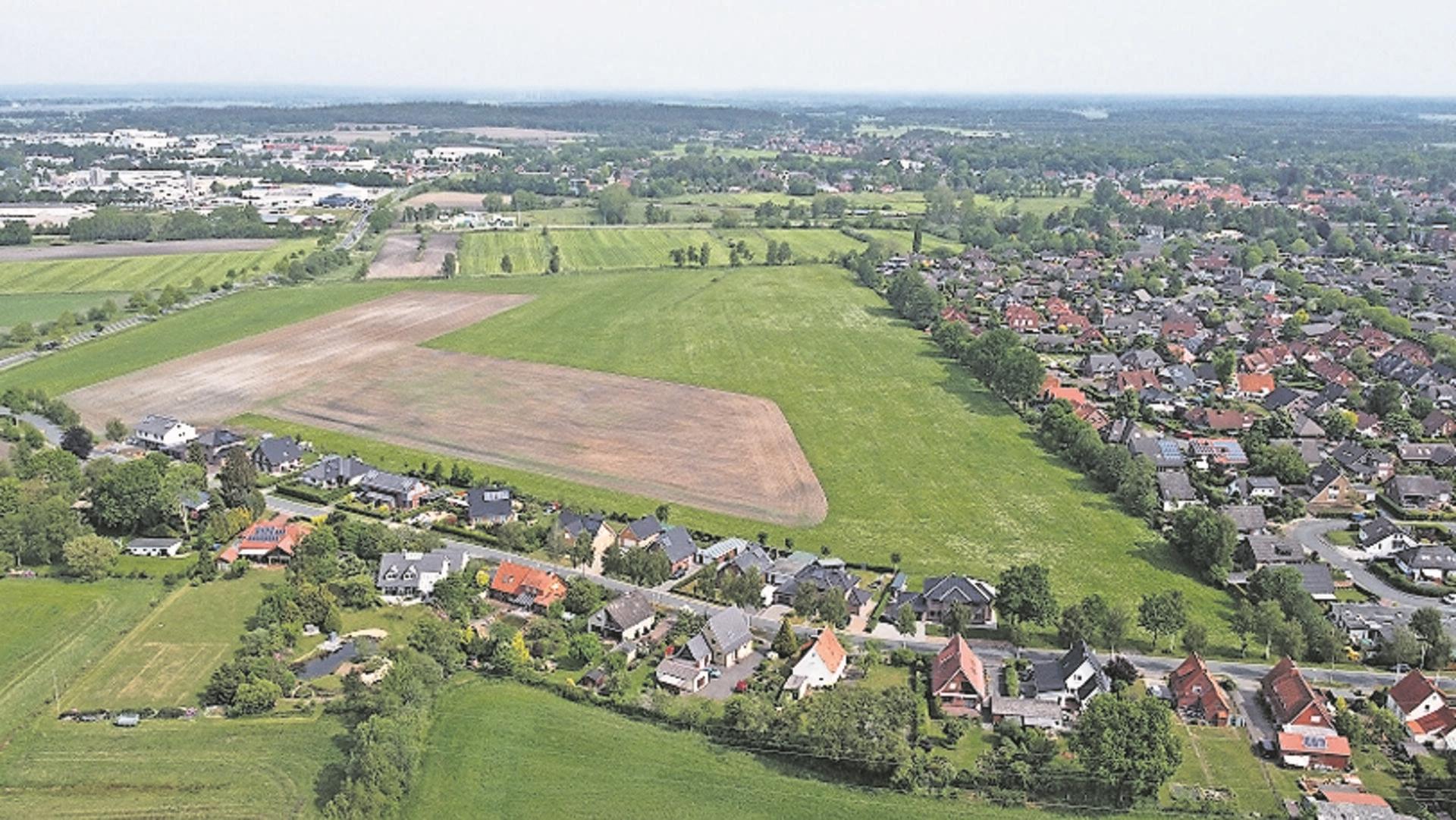 Auf dieser Fläche nördlich der Straße "Alter Kirchweg" sollen in Zukunft, Einfamilien-, Mehrfamilien- und Reihenhäuser entstehen. Doch noch sind einige Fragen zu klären.
