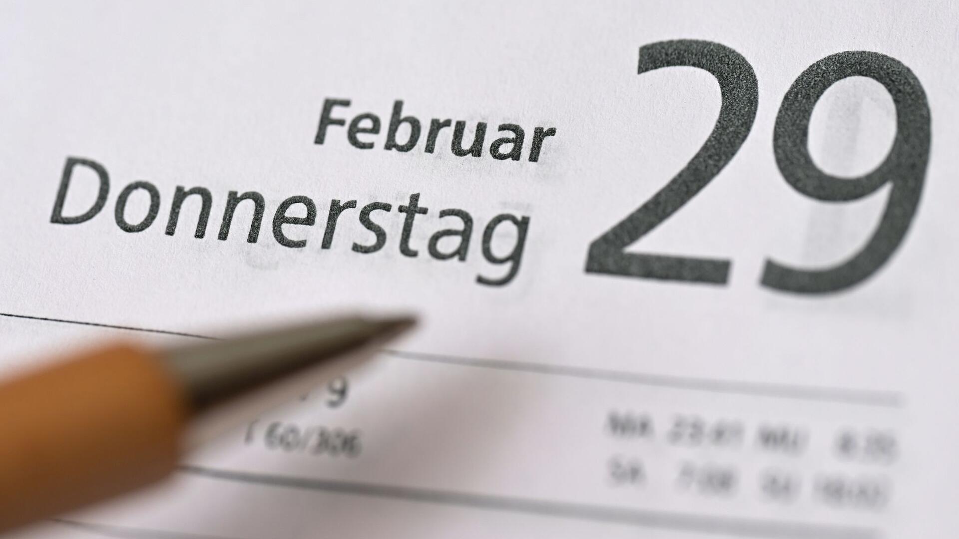 Regelmäßig mehr als 150 Geburten am 29. Februar in Niedersachsen Auf einem Kalenderblatt steht das Datum Donnerstag 29. Februar 2024.