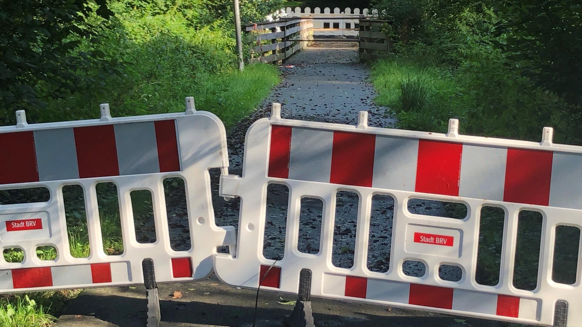 Fußgängerbrücke bleibt gesperrt Aus Sicherheitsgründen hat die Stadtverwaltung die kleine Brücke im Bremervörder Auepark bis auf Weiteres gesperrt.