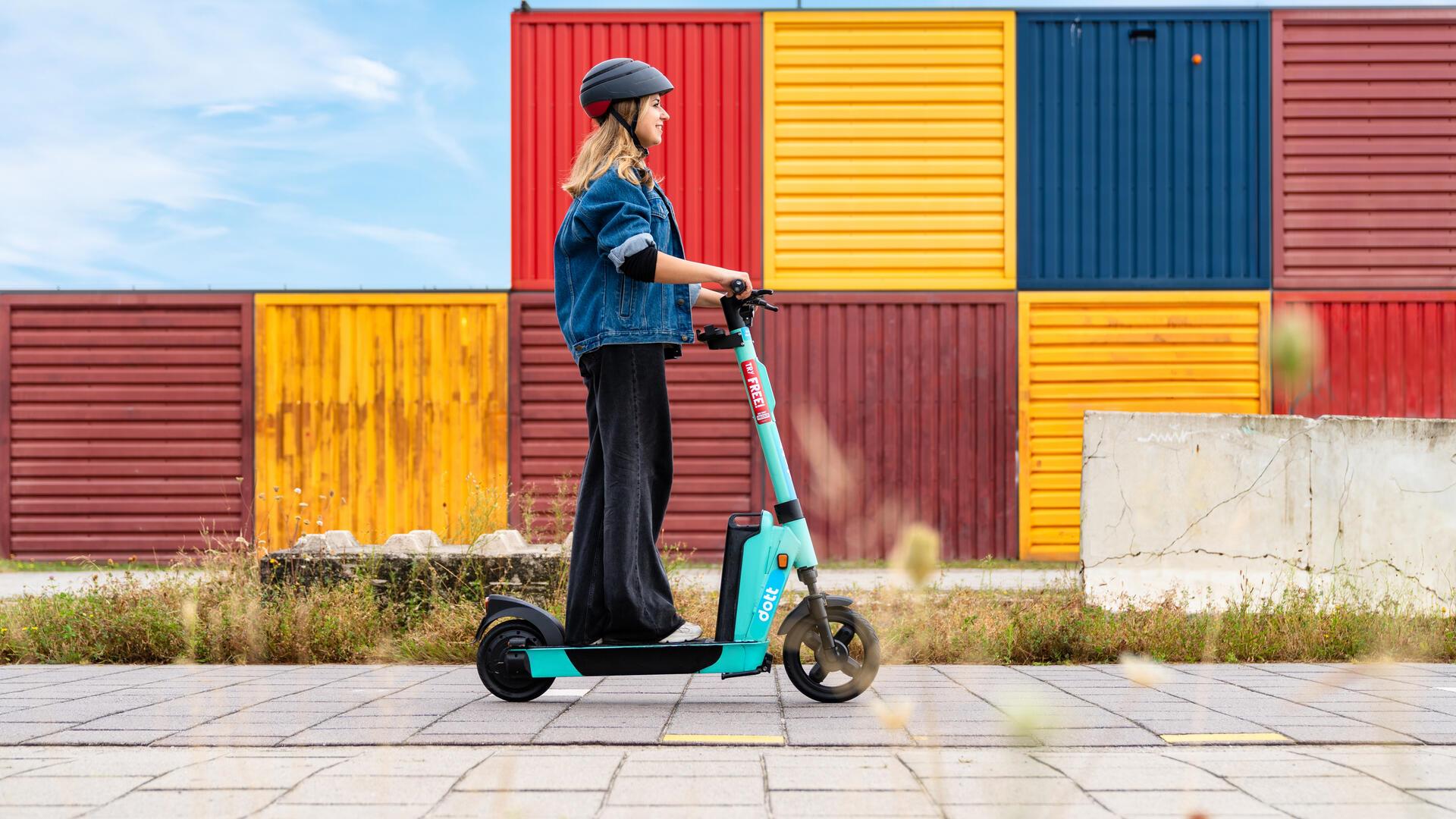 Eine Frau steht auf einem E-Roller. Die E-Roller kommen zurück nach Bremerhaven.