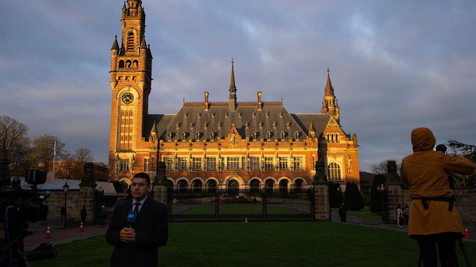 Bilder des Tages Aus den Niederlanden in die ganze Welt: Journalisten berichten vor dem Friedenspalast in Den Haag, in dem das oberste Gericht der Vereinten Nationen untergebracht ist. Dort findet derzeit eine Anhörung zu Israels Vorgehen in den besetzten palästinensischen Gebieten statt.