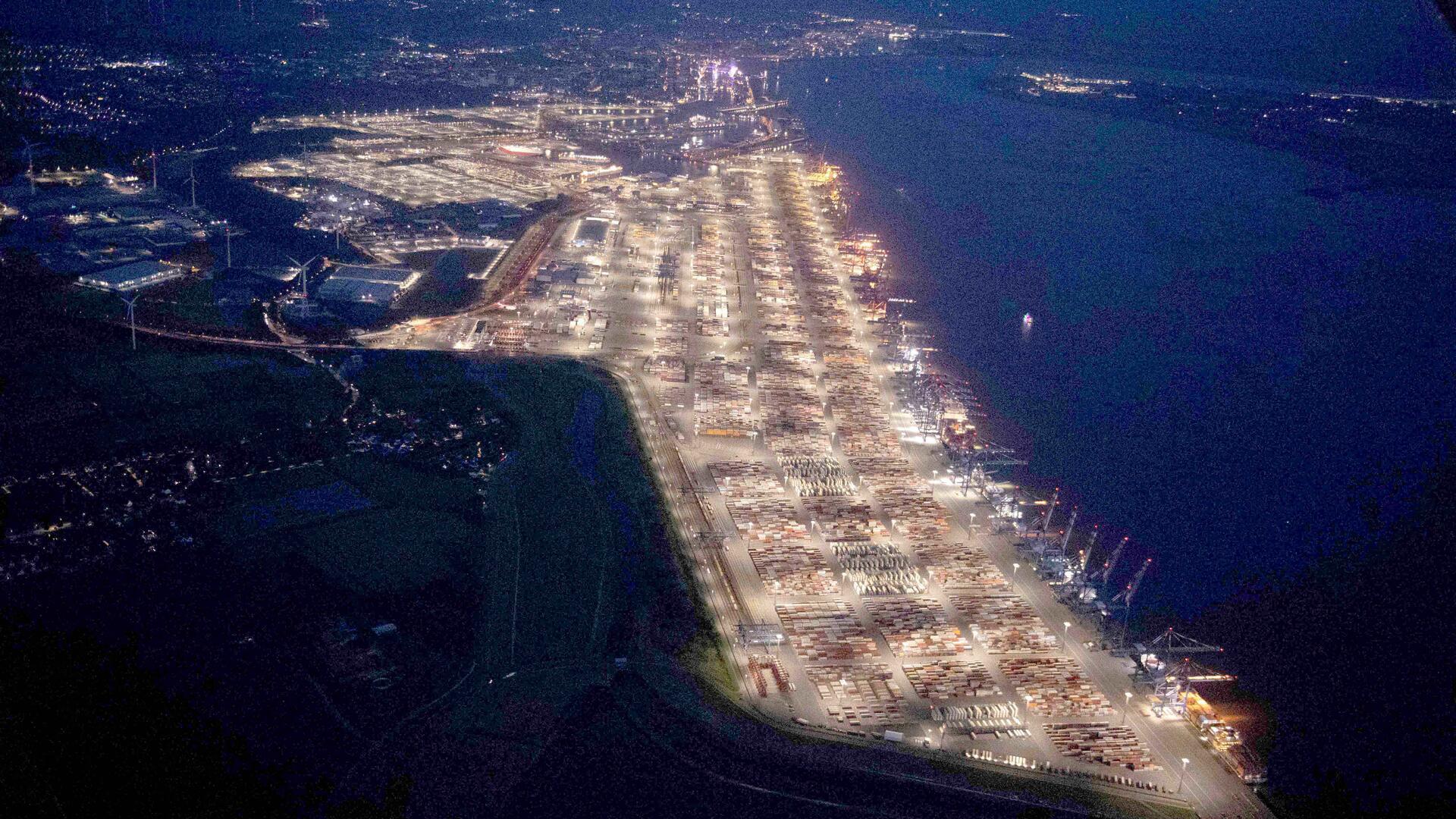 So schön sieht der Überseehafen Bremerhaven von oben aus Aus der Luft betrachtet: Bremerhavens Überseehafen.