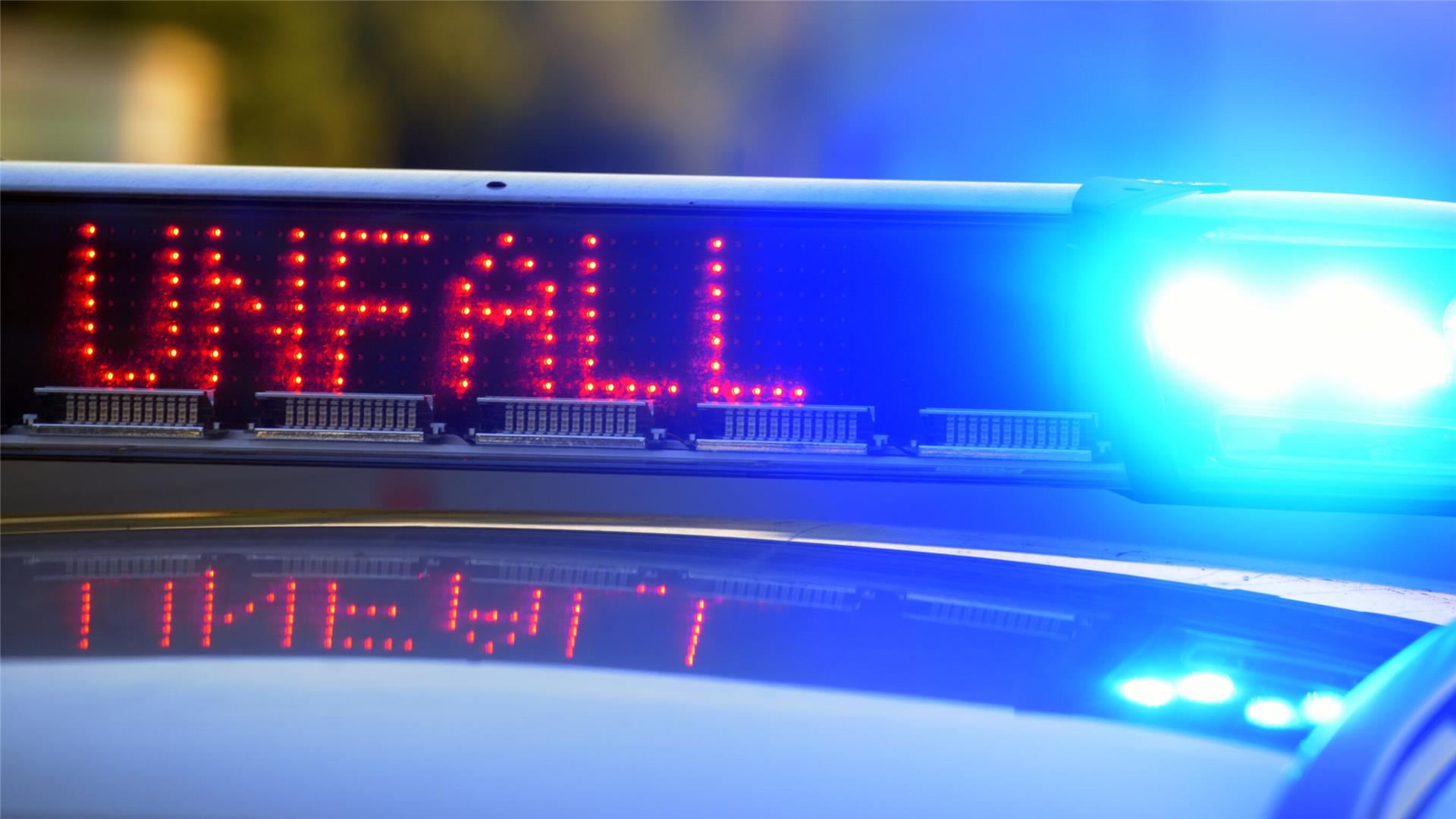 Ein Polizeiauto steht an einer Unfallstelle. In Loxstedt sind bei einem schweren Verkehrsunfall drei Menschen verletzt worden, zwei davon schwer.