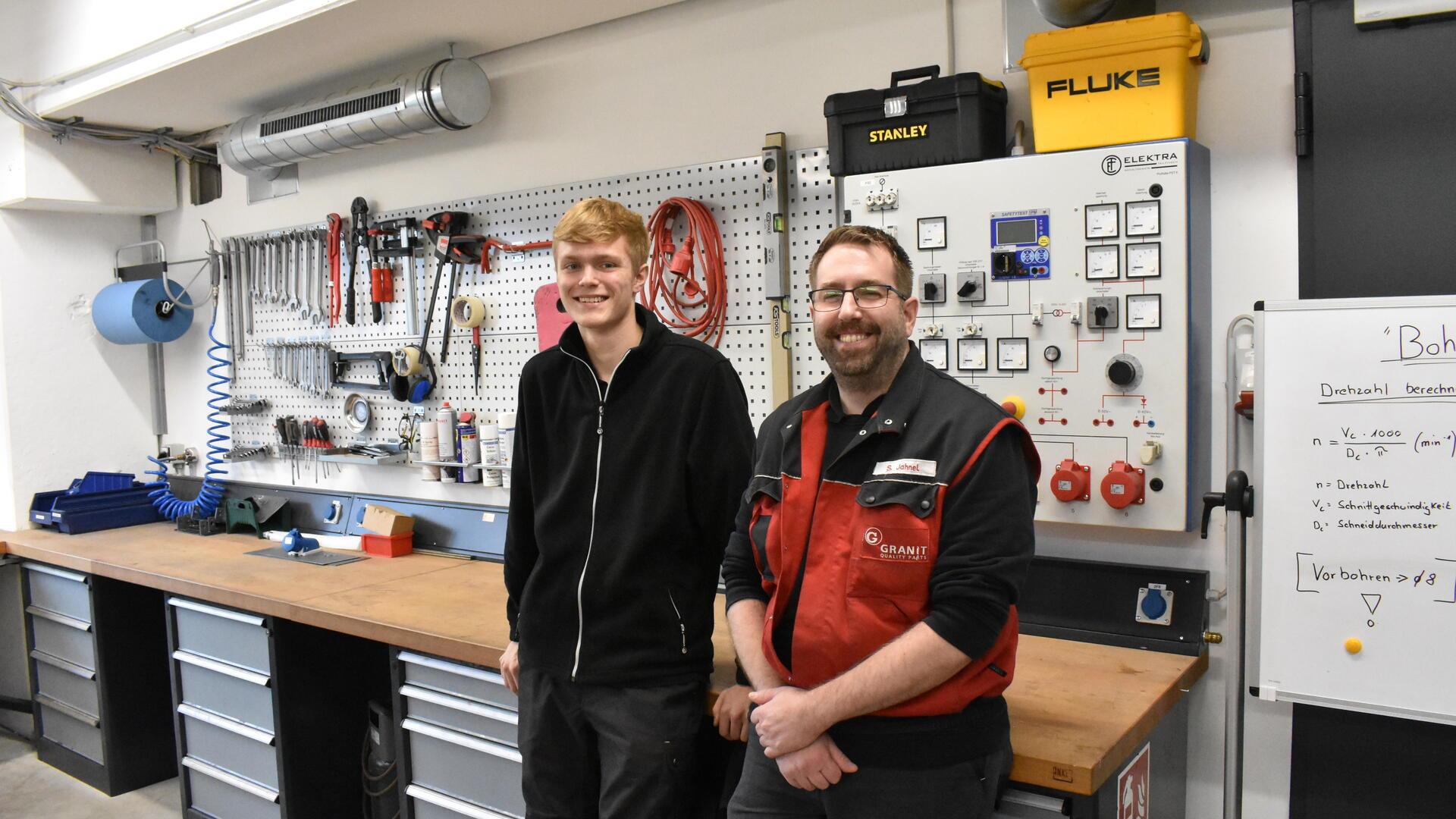 Ausbilder Steffen Jahnel und Luca Winter, Auszubildender im 1. Lehrjahr, in der Heeslinger Werkstatt.