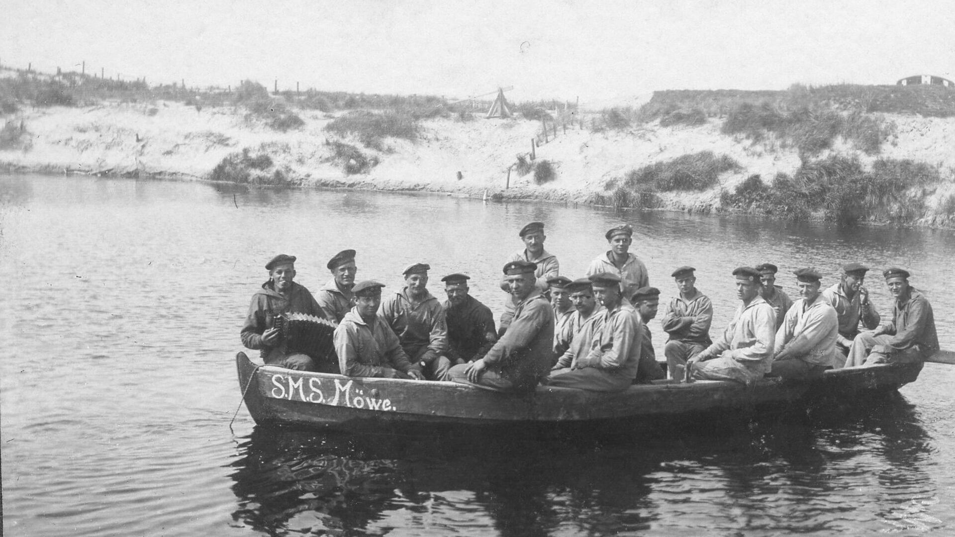 Soldaten sitzen in einem Marinekutter.