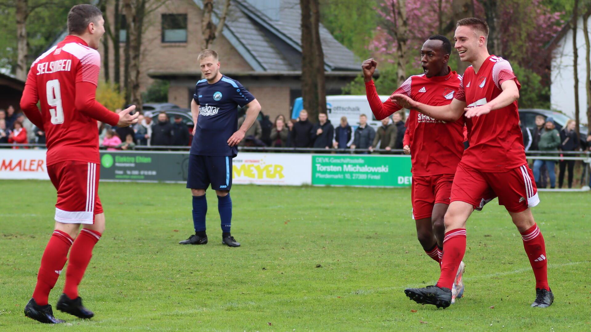 Ausgelassenen Torjubel der MTSV-Offensive hat es in der Kreisliga häufig gegeben, und nun auch in der Bezirksliga - von links: Fabian Wodke, Yousif Ramadan Musa und Lukas Schotmann.