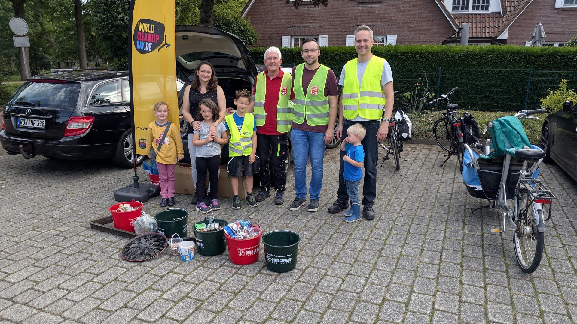 Ausgestattet mit Handschuhen und Müllsäcken reinigte die Gruppe unter anderem die Bereiche um den Mühlenteich, den Kirchpark und der Grundschule.