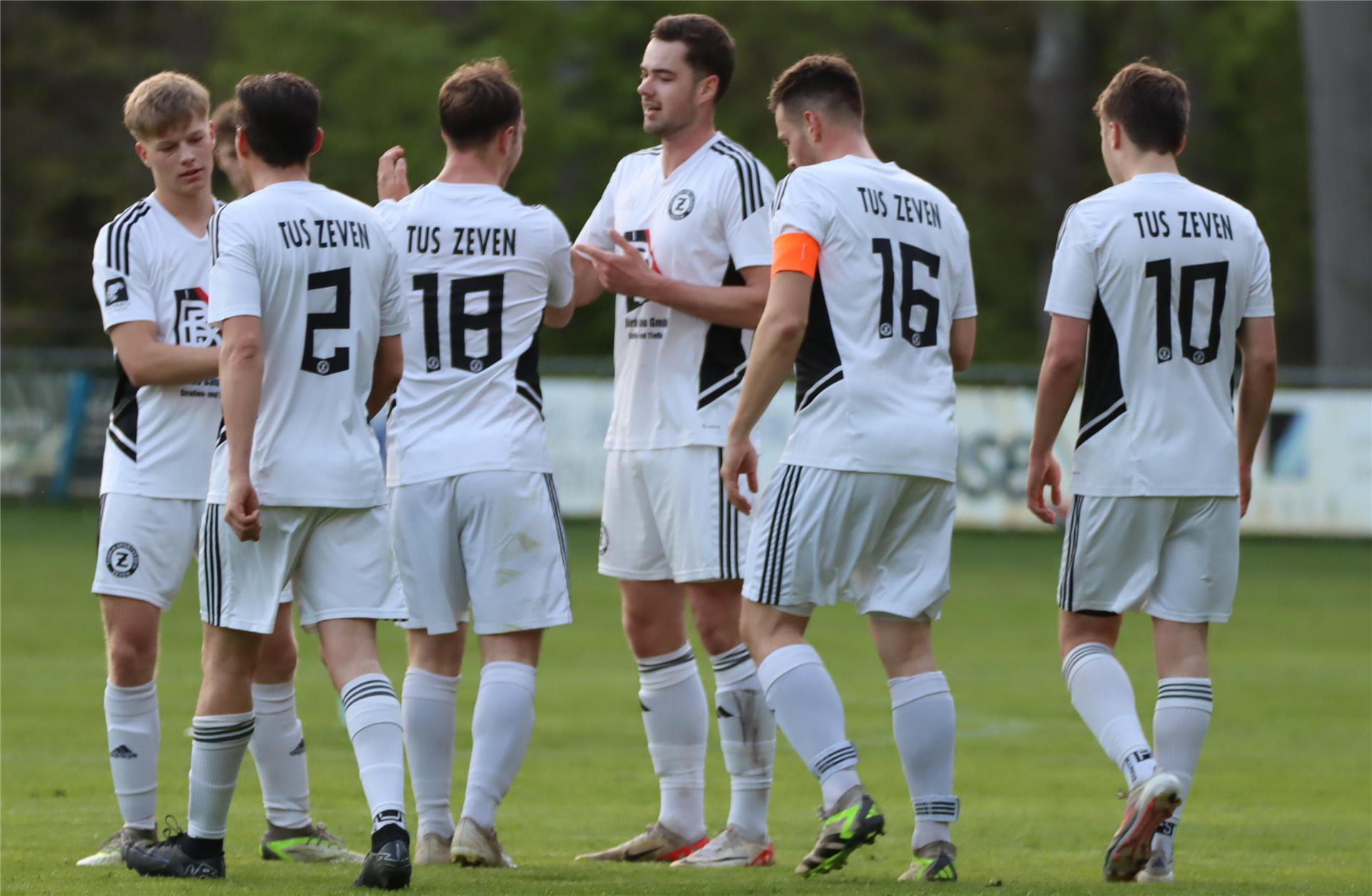 Ausgiebig wird das Tor von Christian Sterz (Nummer 18) zur 1:0-Führung des TuS Zeven gefeiert.