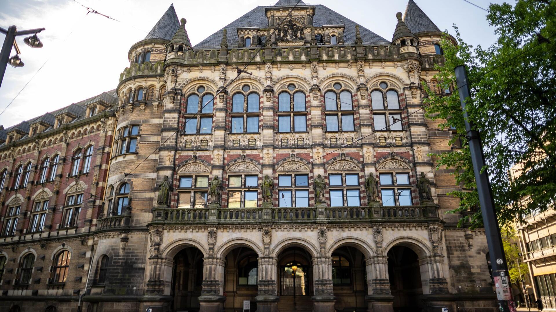 Ein altes Gebäude. Es ist das Landgericht Bremen.  