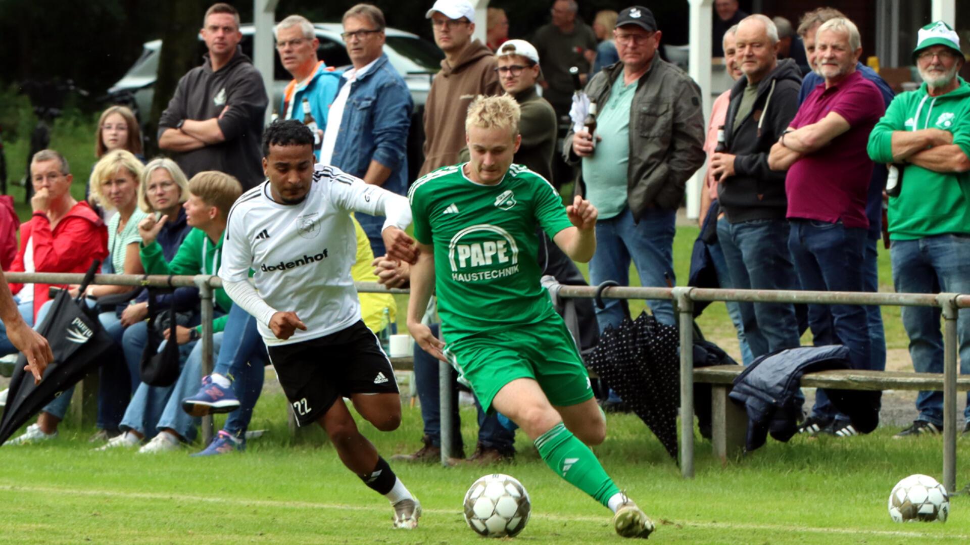 Außenbahnspieler Lasse Holsten (rechts) sorgte für viel Druck am linken Flügel. An der klaren Niederlage änderte das aber letztlich nichts. 