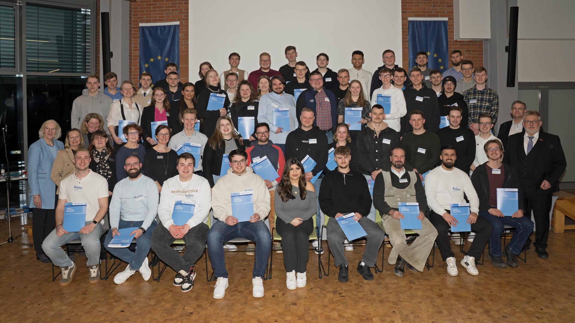 Ein Gruppenfoto junger Menschen, die die Auszeichnung „Europass“ in der Hand halten.