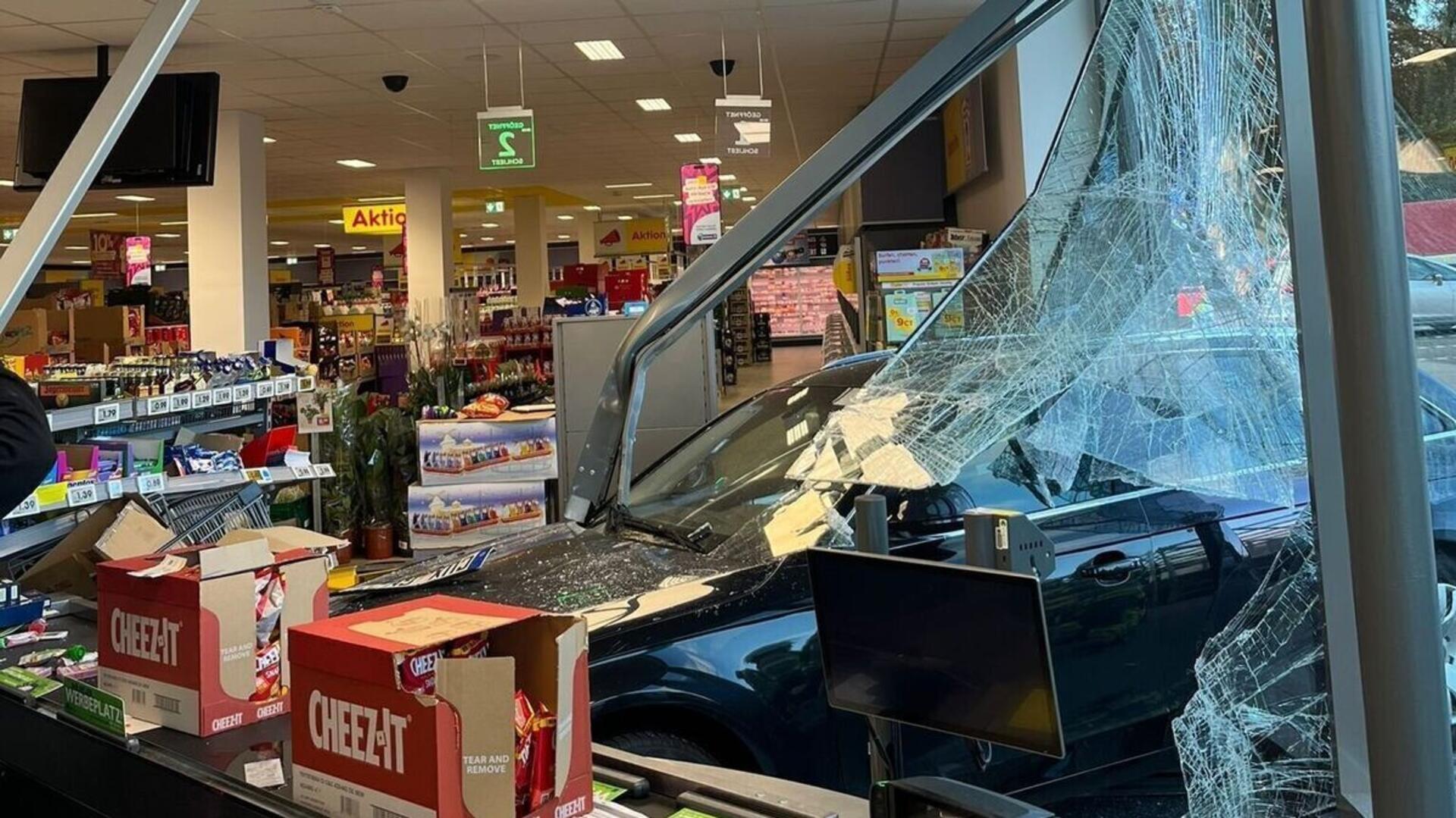 Auto kracht durch Supermarkt-Scheibe – Mitarbeiterin verletzt Auto kracht durch Schaufenster: Eine Mitarbeiterin wurde leicht verletzt, als ein Fahrzeug in ein Geschäft fuhr. Die Feuerwehr befreite den Wagen mit einer Winde.