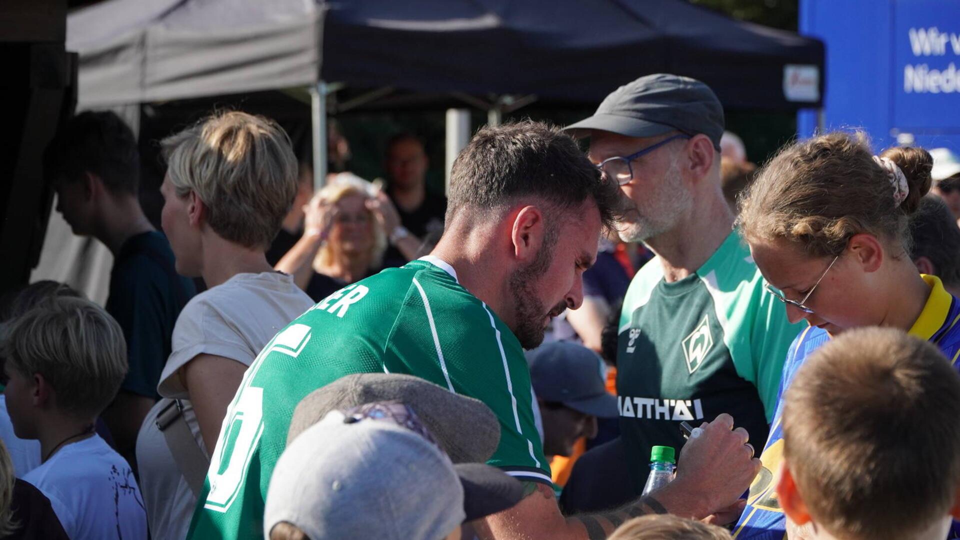 Werder-Oldie beim Autogrammschreiben