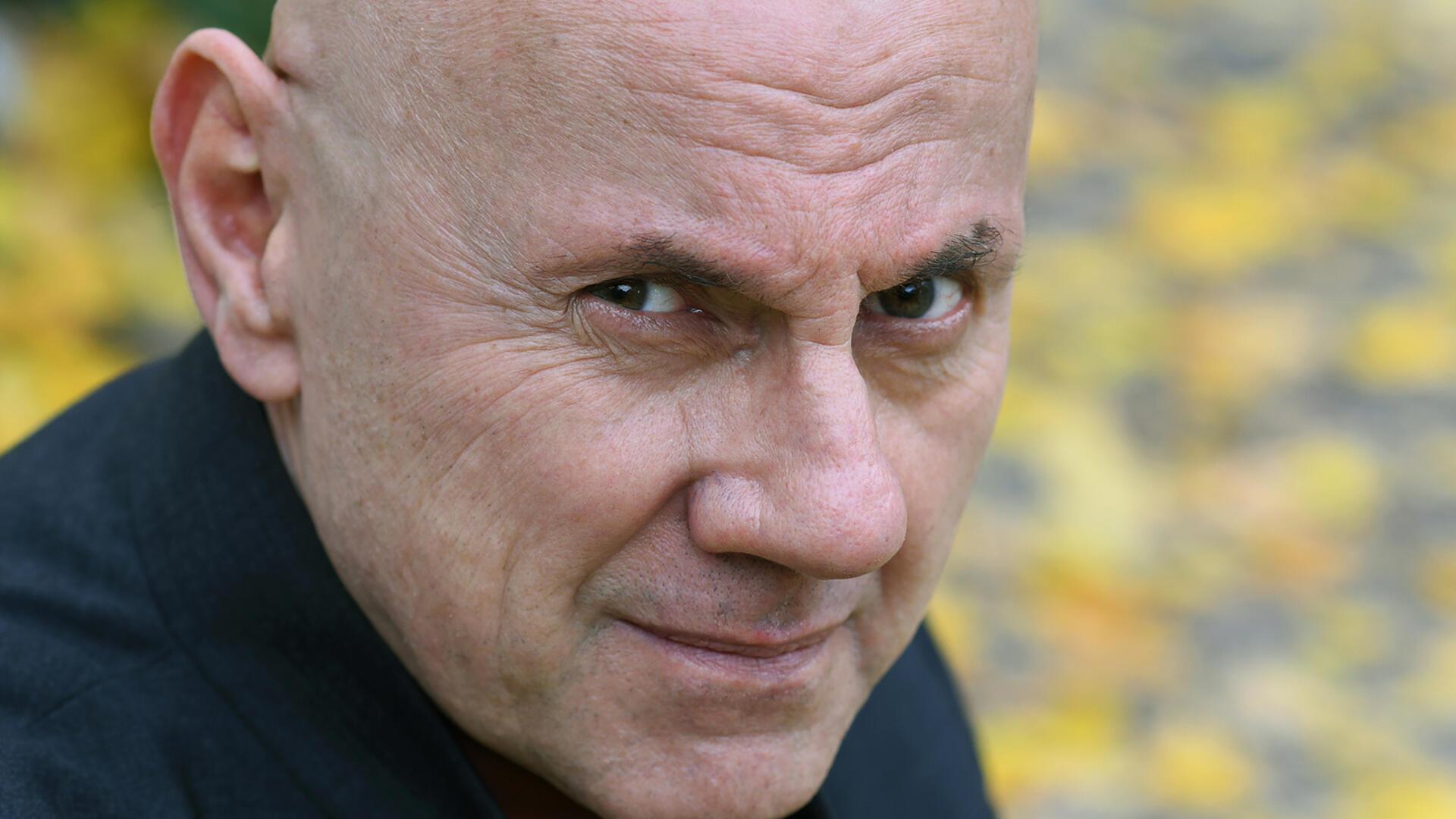 Ein Mann schaut in die Kamera. Autor Andreas Pflüger präsentiert beim 27. Krimiabend seinen neuen Thriller „Kälter“ im Forum der Arbeitnehmerkammer.
