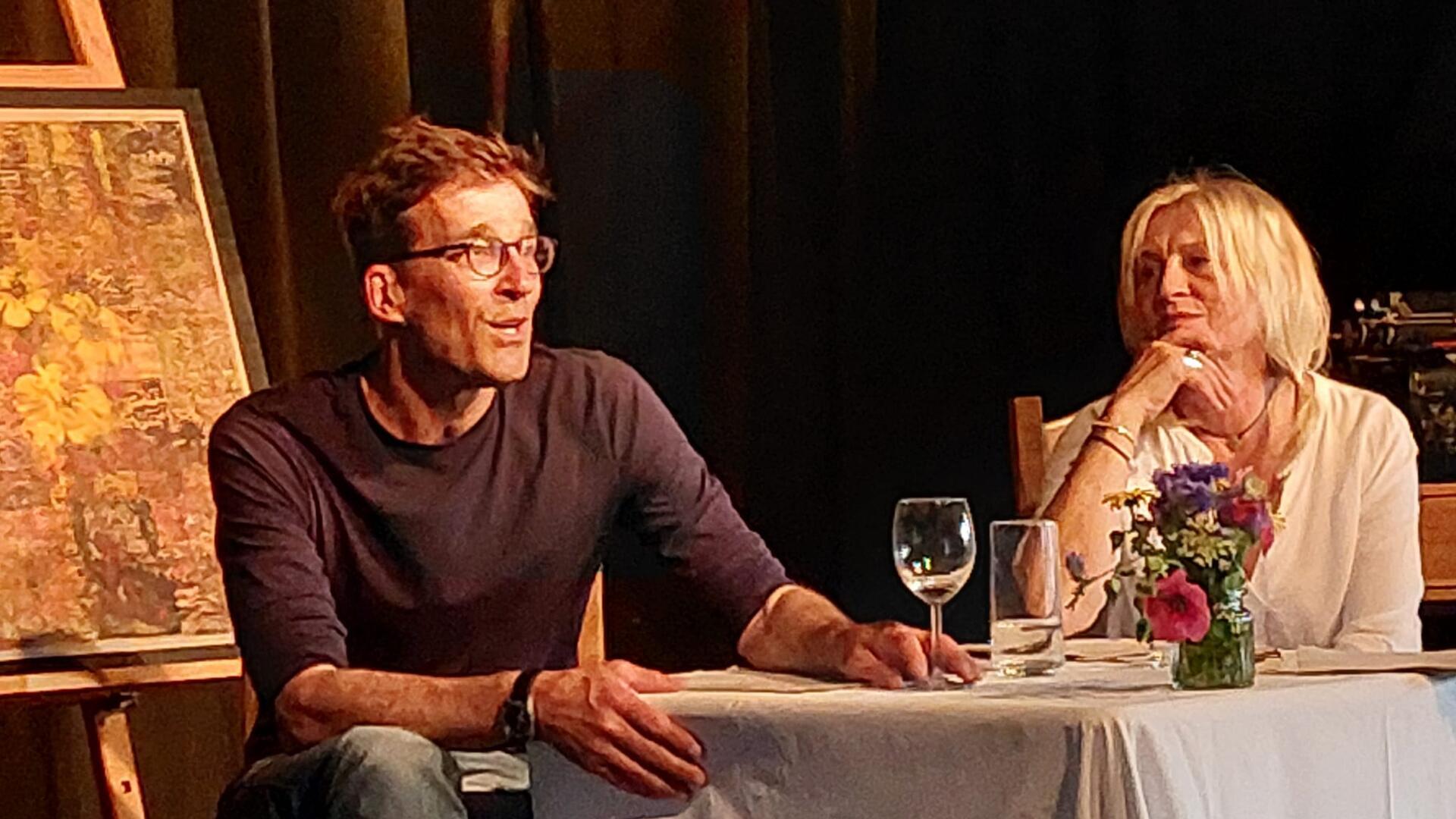 Autor Markus Seidel und Sabine Schuhmacher (Bremervörder Beschäftigungsgesellschaft) bei der szenischen Lesung im Rahmen des Bremervörder Kultursommers.