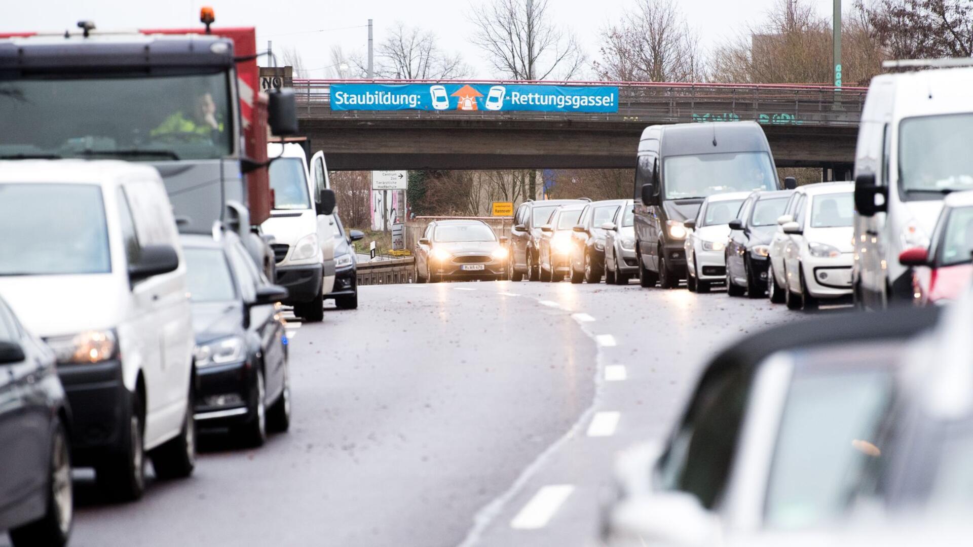 Sieben Verletzte bei Crash in Hannover Autos stehen nach einem Unfall auf dem Messeschnellweg im Stau und bilden eine Rettungsgasse.