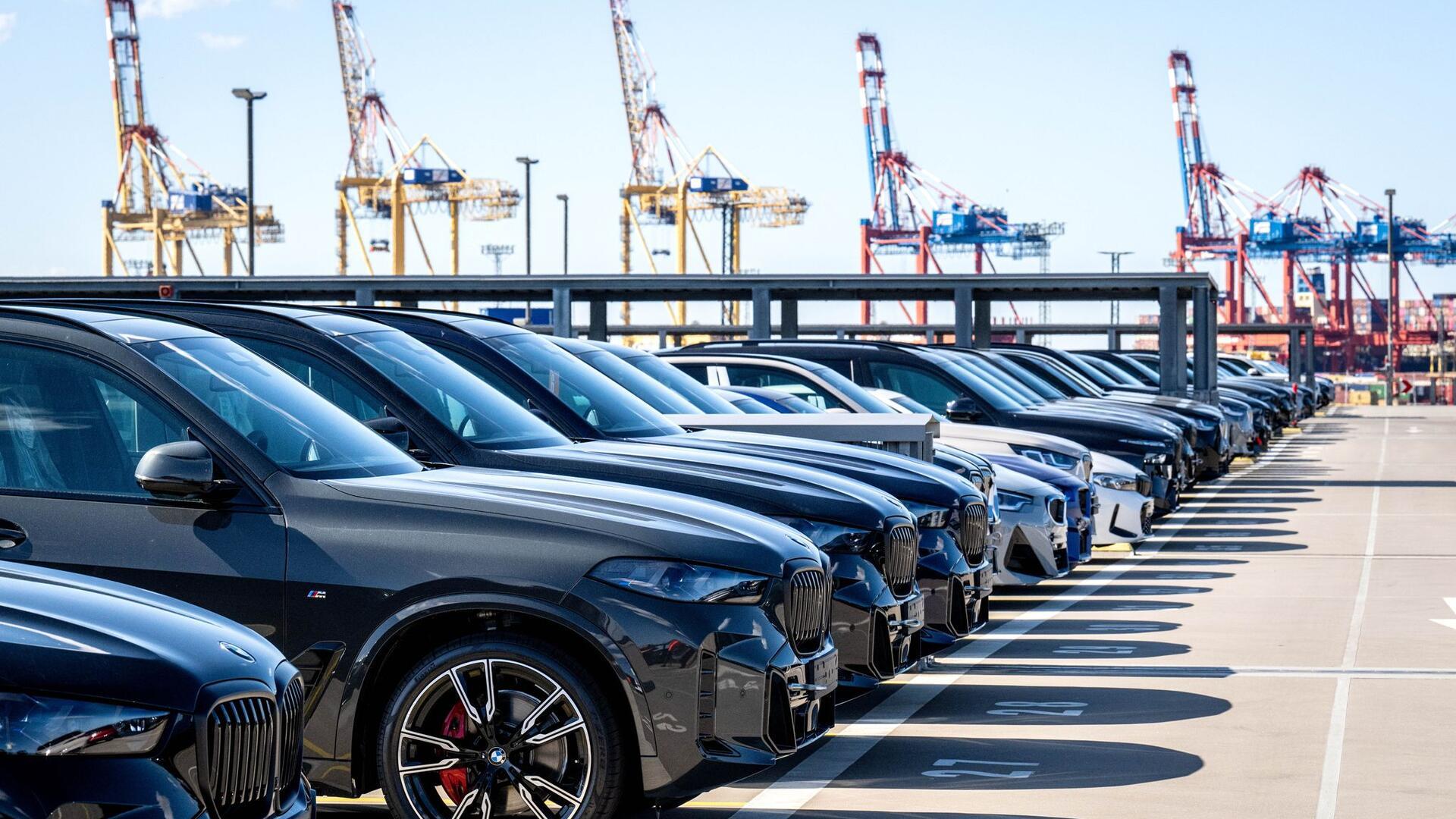 Autos stehen in Reihe auf dem Autoterminal Bremerhaven.