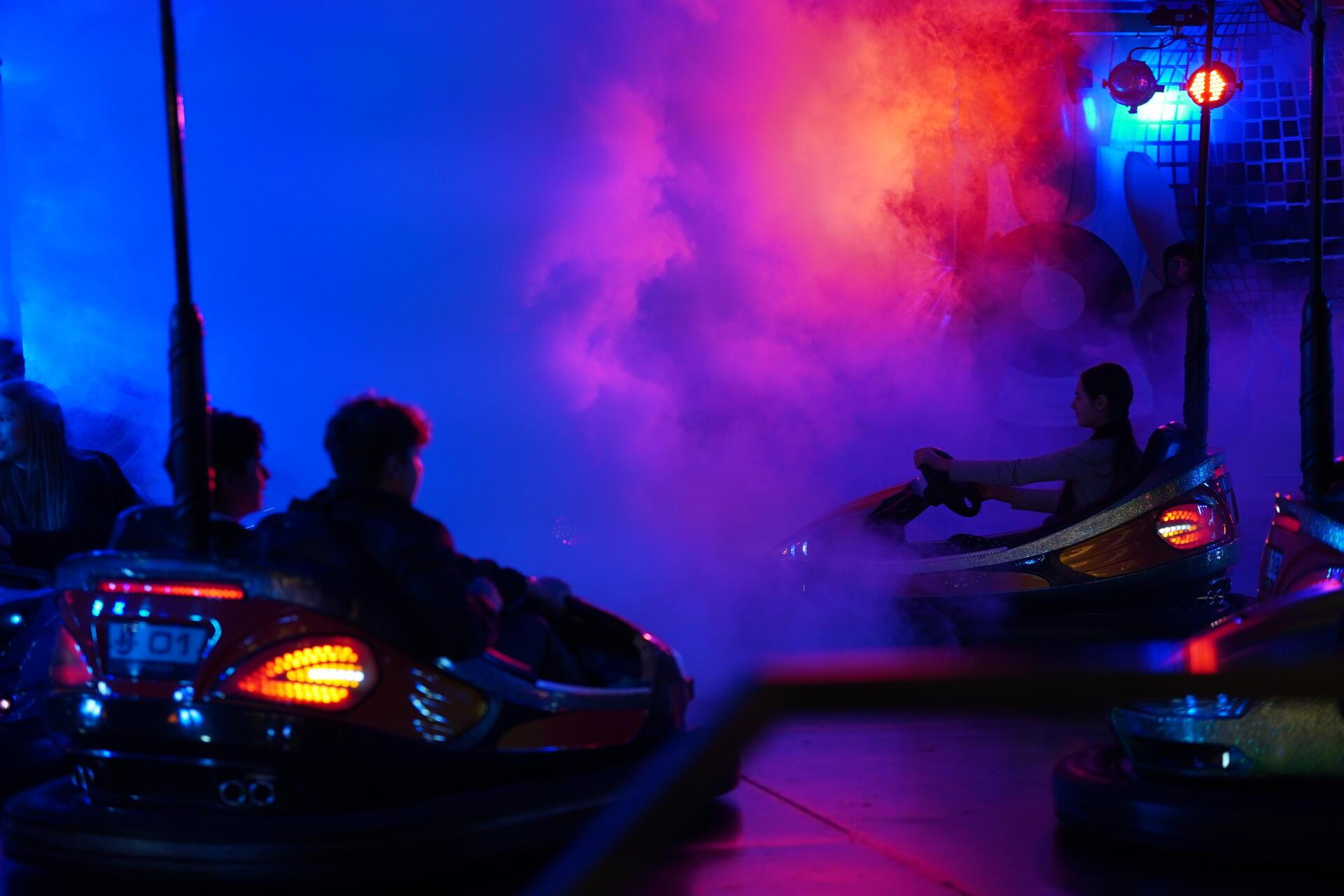 Autoscooter bei Nacht und Nebel