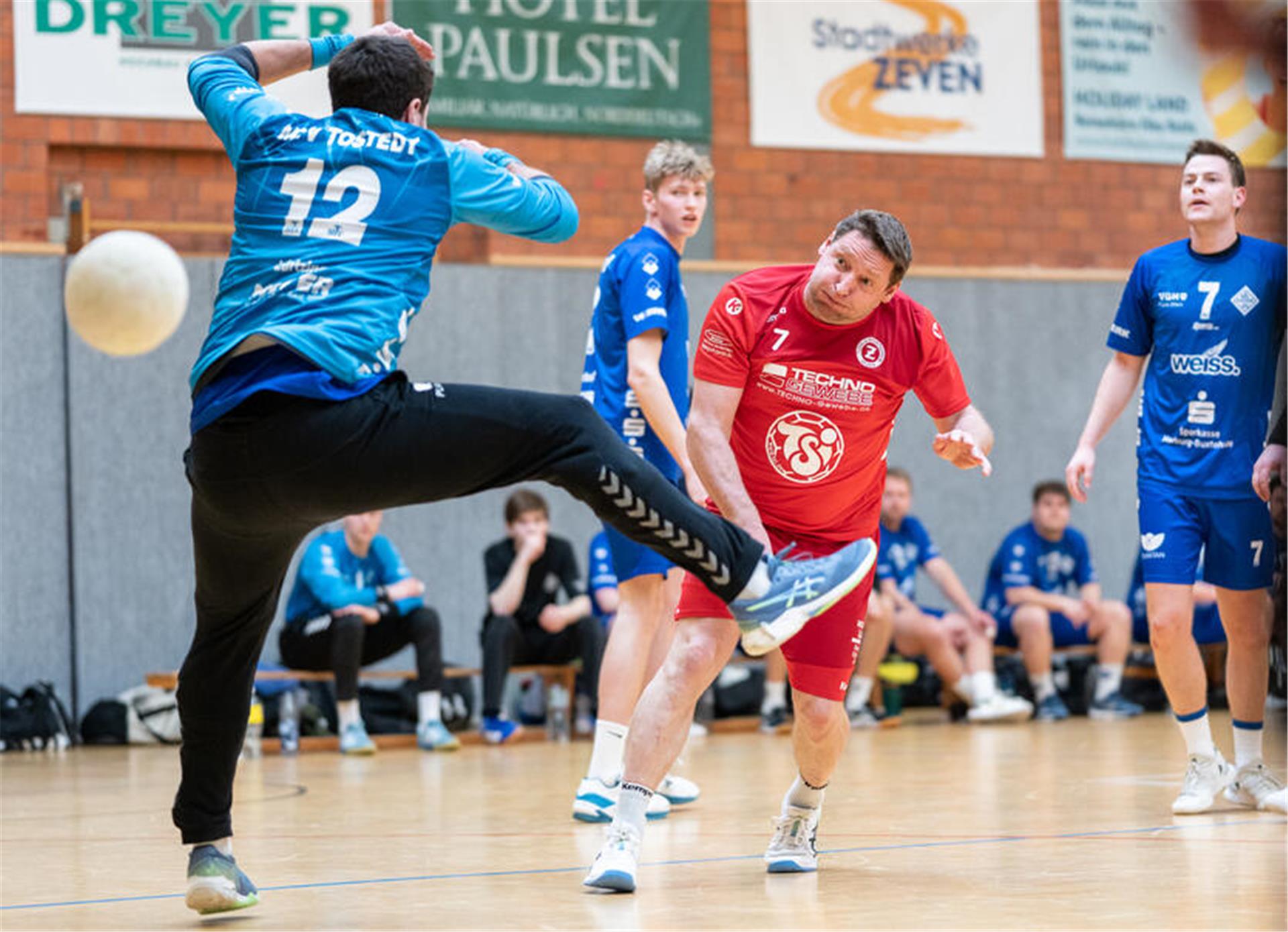 Axel Körner, bekannt als Trainer-Fuchs beim Volleyball, agierte in Zevens Rückraum und trug drei Treffer zum deutlichen Sieg bei.