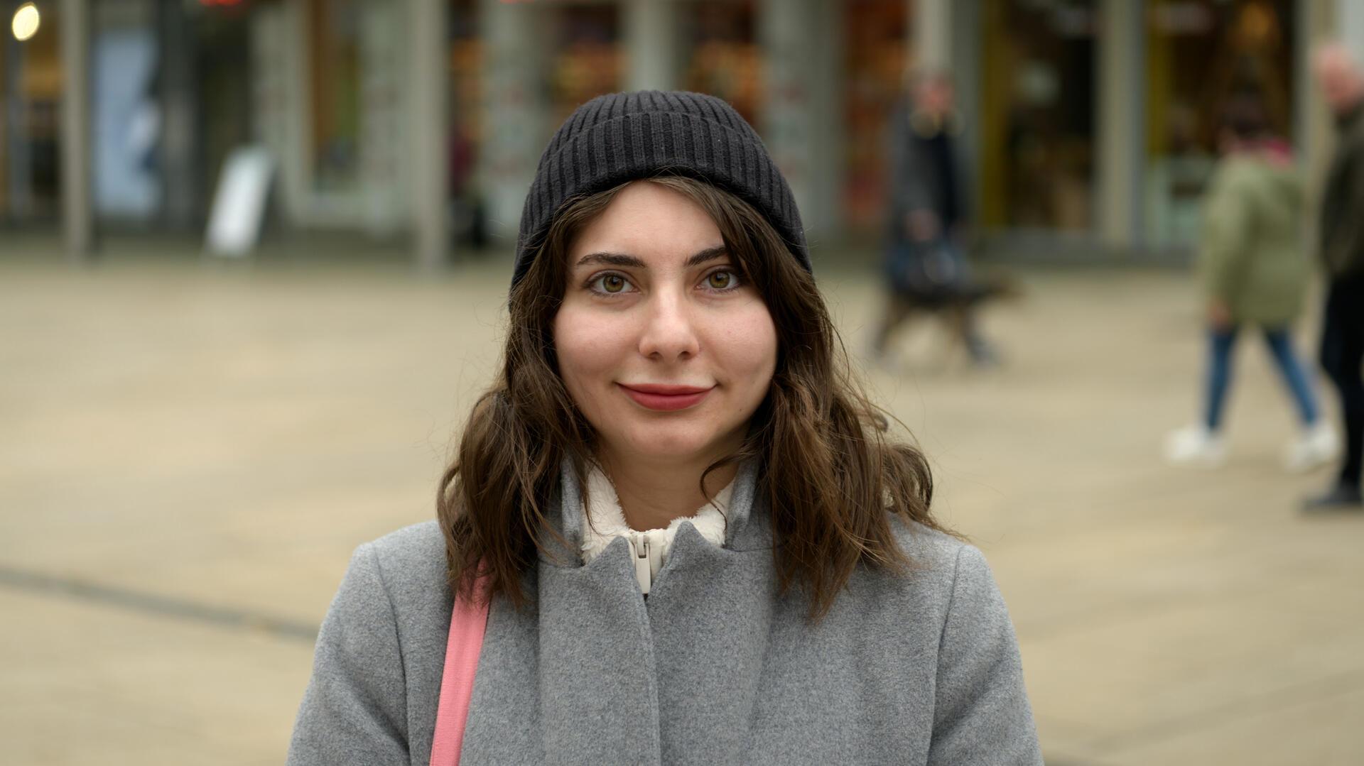 Nach den Stadtbild-Aussagen des Kanzlers: Demo in Bremerhaven Junge Migrantin