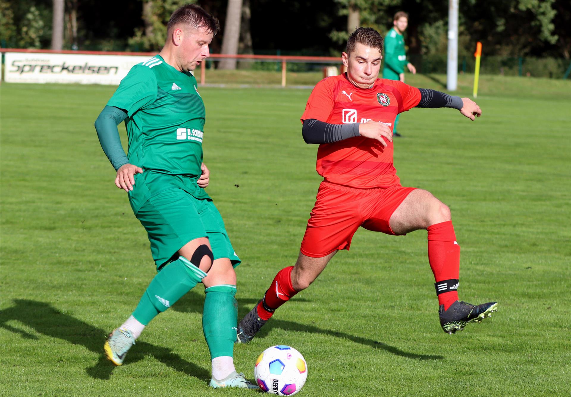 BSC-Spielmacher Fin Karallus (links) versuchte, das Aufbauspiel anzukurbeln und hatte das 1:0 auf dem Fuß. Doch er traf per Freistoß nur die Latte.