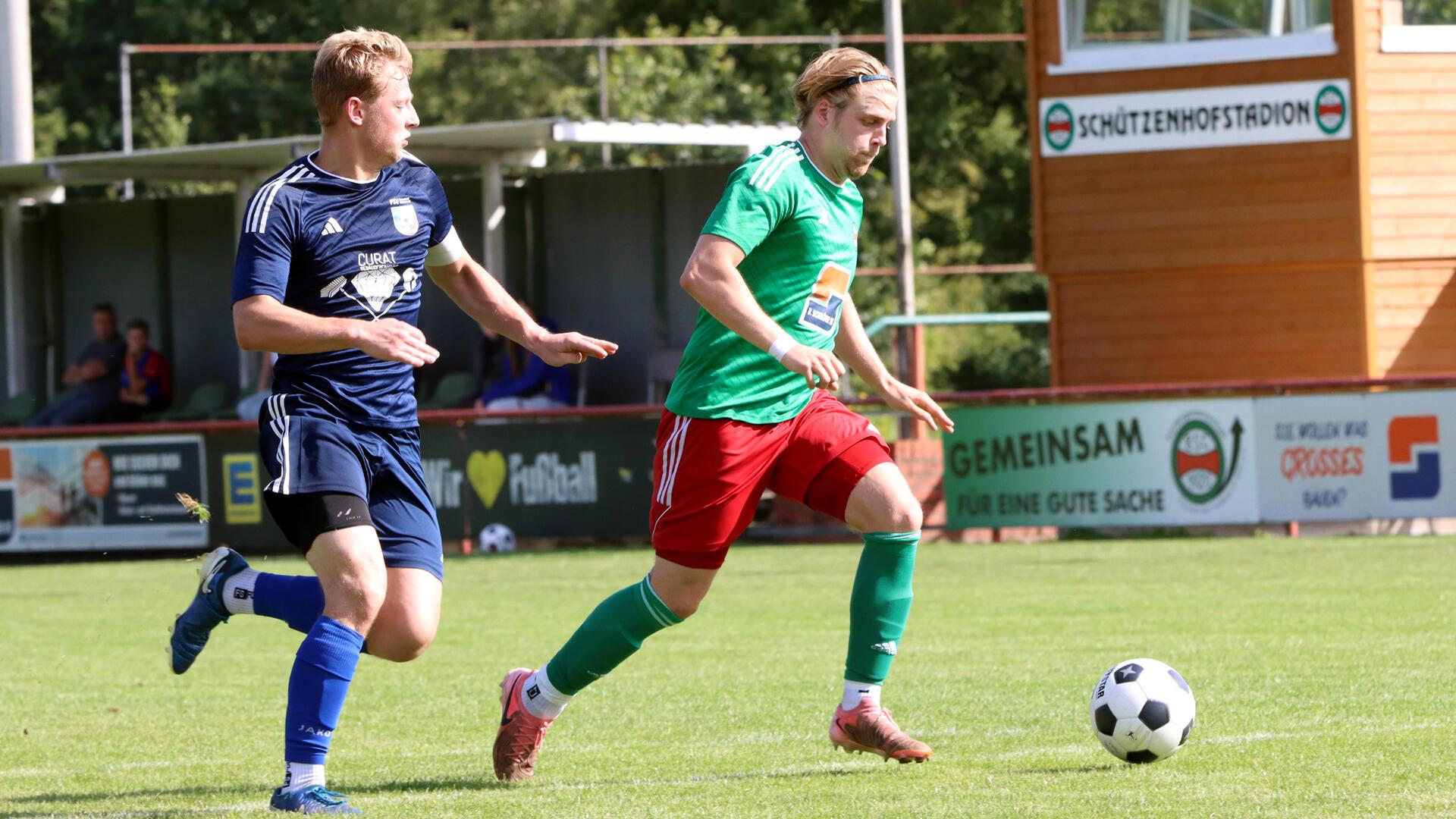 BSC-Torjäger Toni Fahrner trifft im Derby auf MTV-Goalgetter Kristian Reitmann.