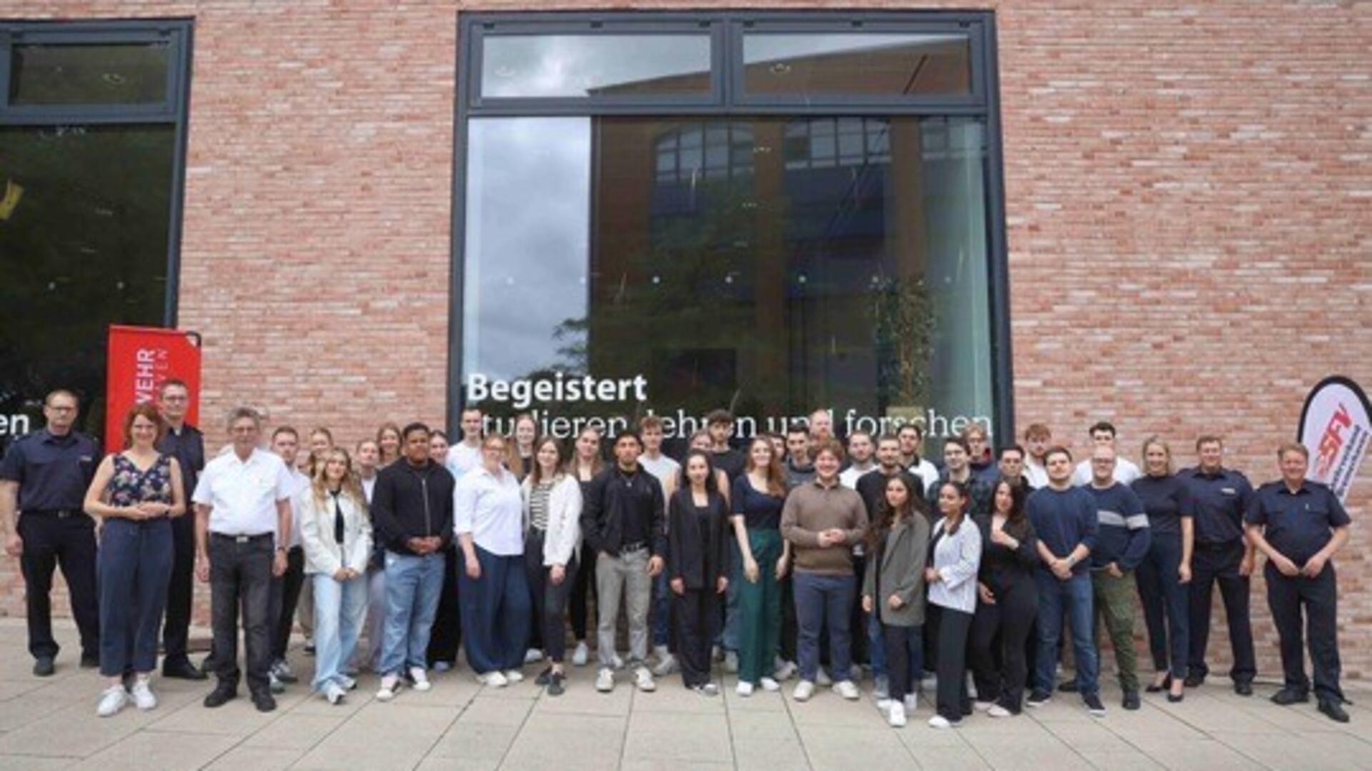 BWL-Studierende der Hochschule Bremerhaven haben Vertretern der Bremerhavener Feuerwehren Konzepte für digitales Marketing vorgestellt. 