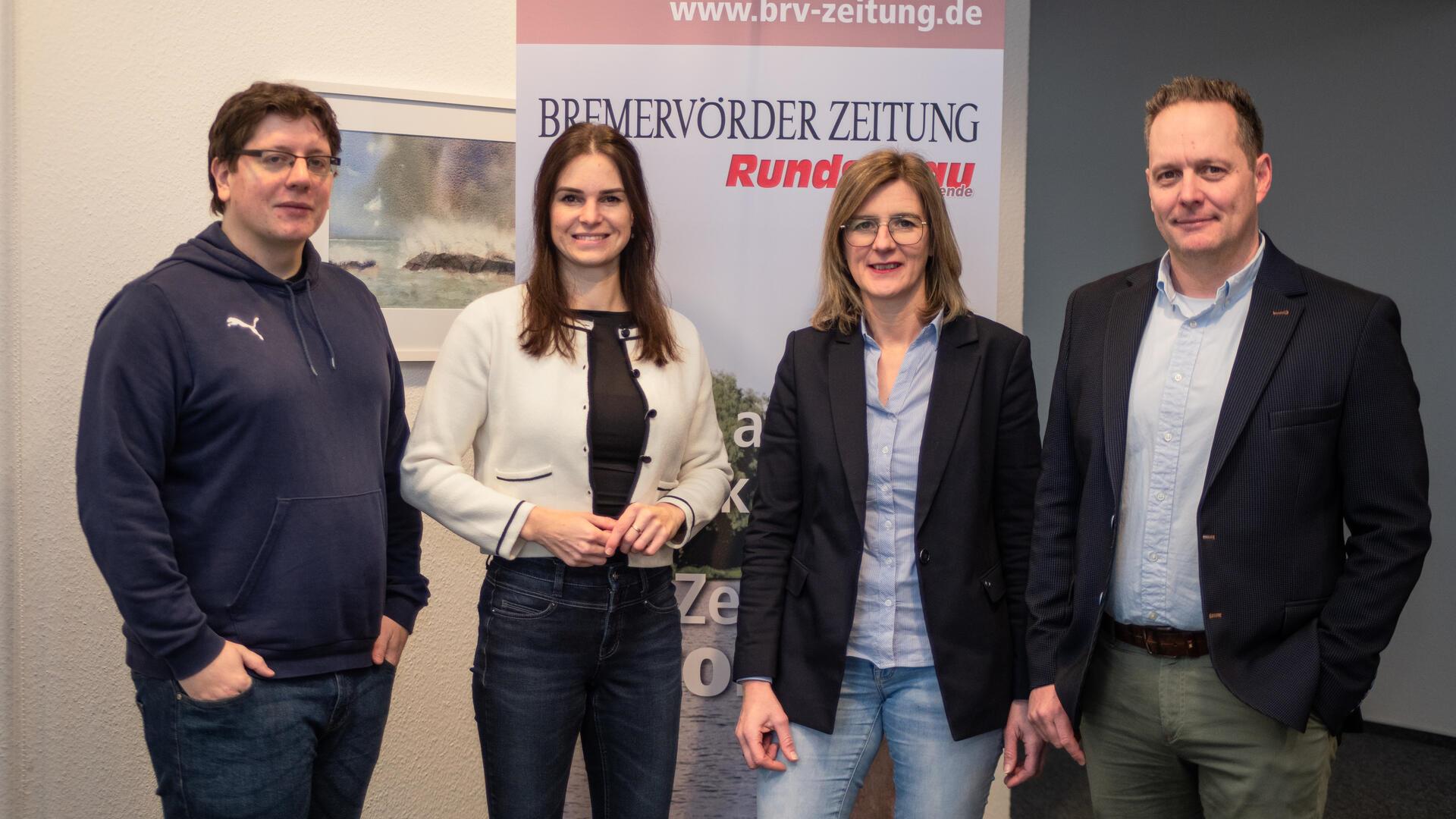 BZ-Redakteur Theo Bick (stellvertretender Redaktionsleiter) und BZ-Geschäftsführer Corvin Borgardt (rechts) stellten den Direktkandidatinnen Vanessa Zobel (CDU, Zweite von links) und Frauke Langen (SPD) Fragen zur Bundestagswahl.
