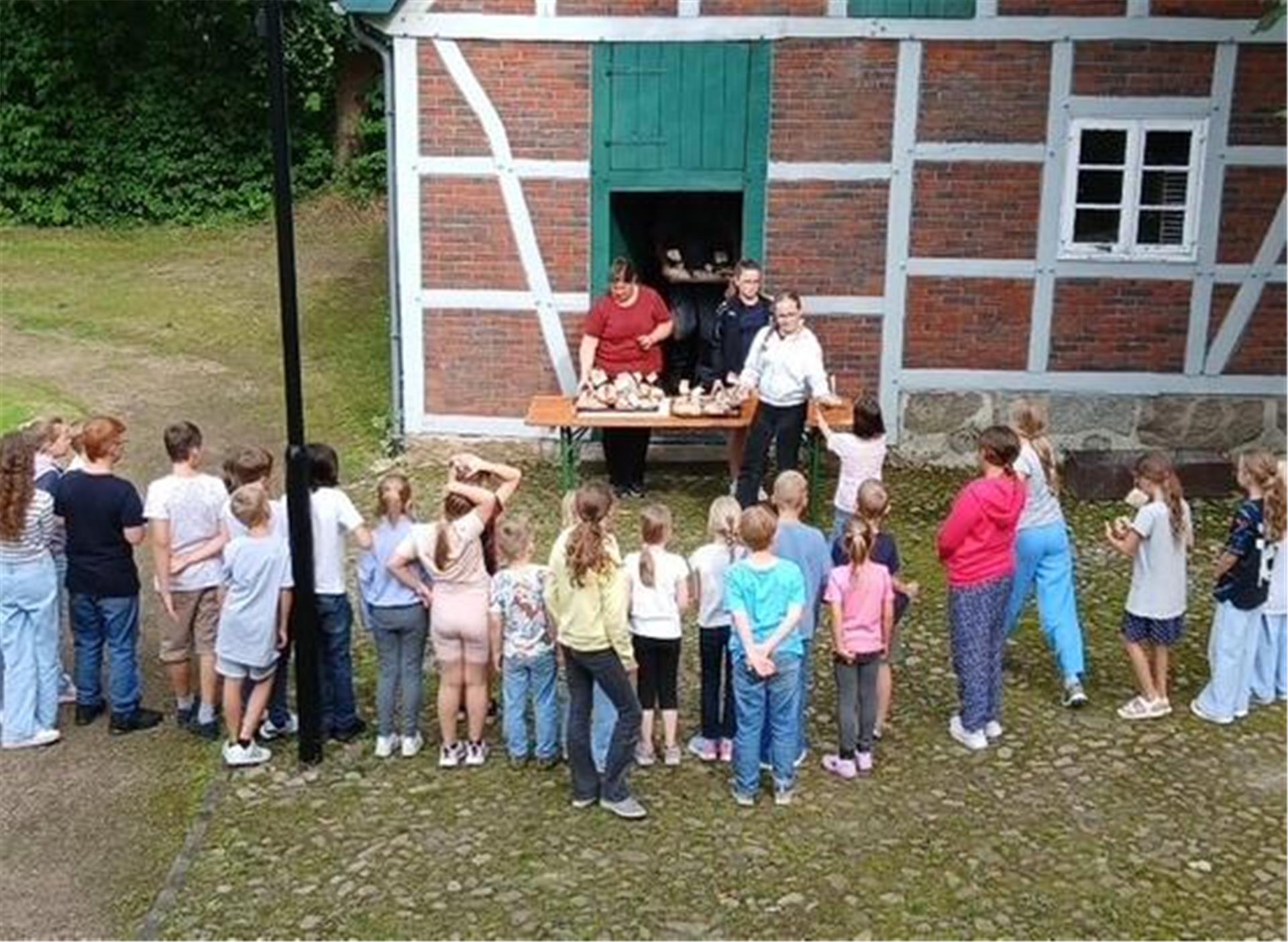 Backen wie vor 100 Jahren: Ferienaktion im Heimathaus Sittensen