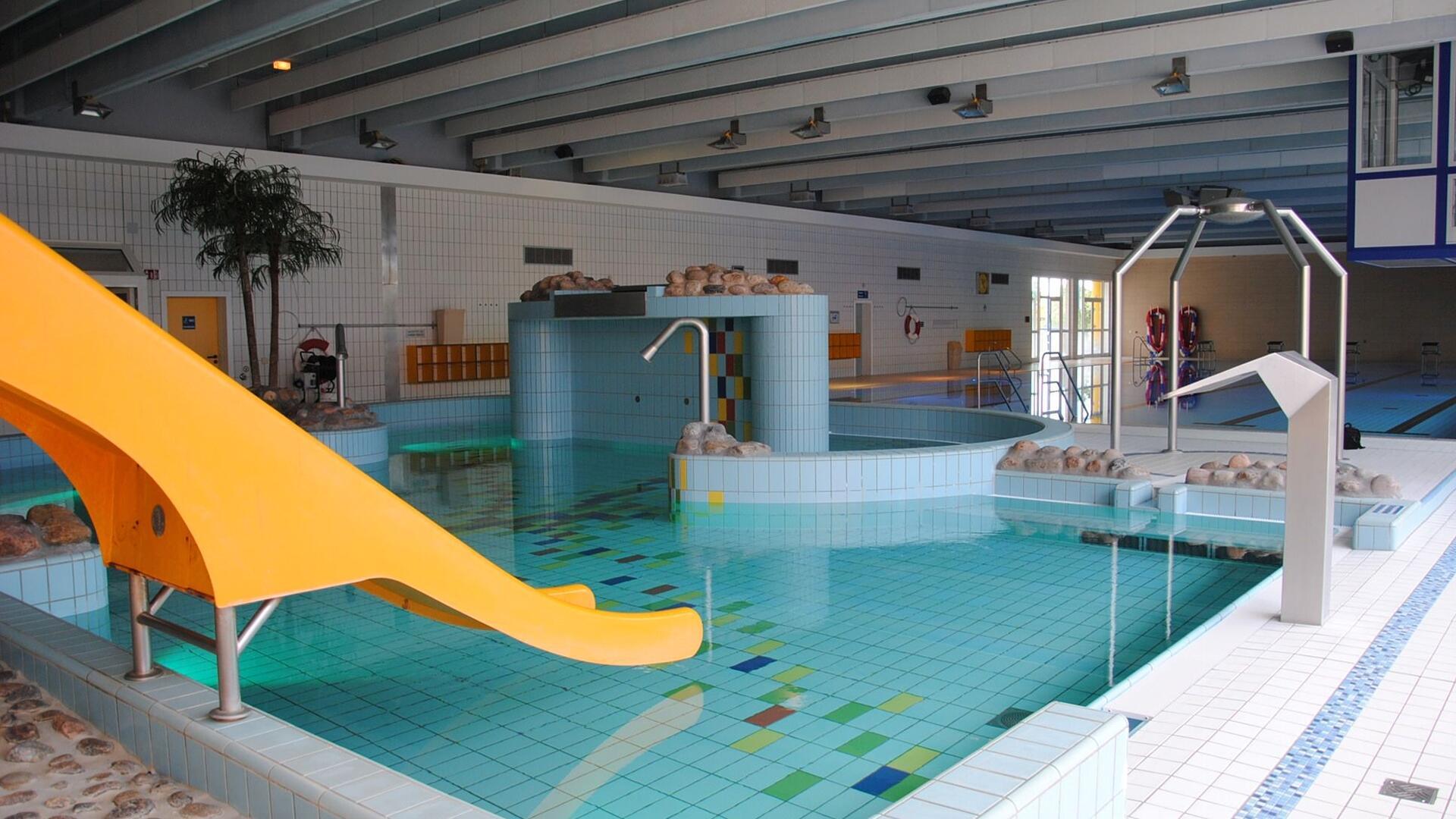 Eine Wasserrutsche in einem Nichtschwimmerbecken. Bis zum Saisonende bleibt das Spaßbecken im Zevener Hallenbad AquaFit geschlossen.