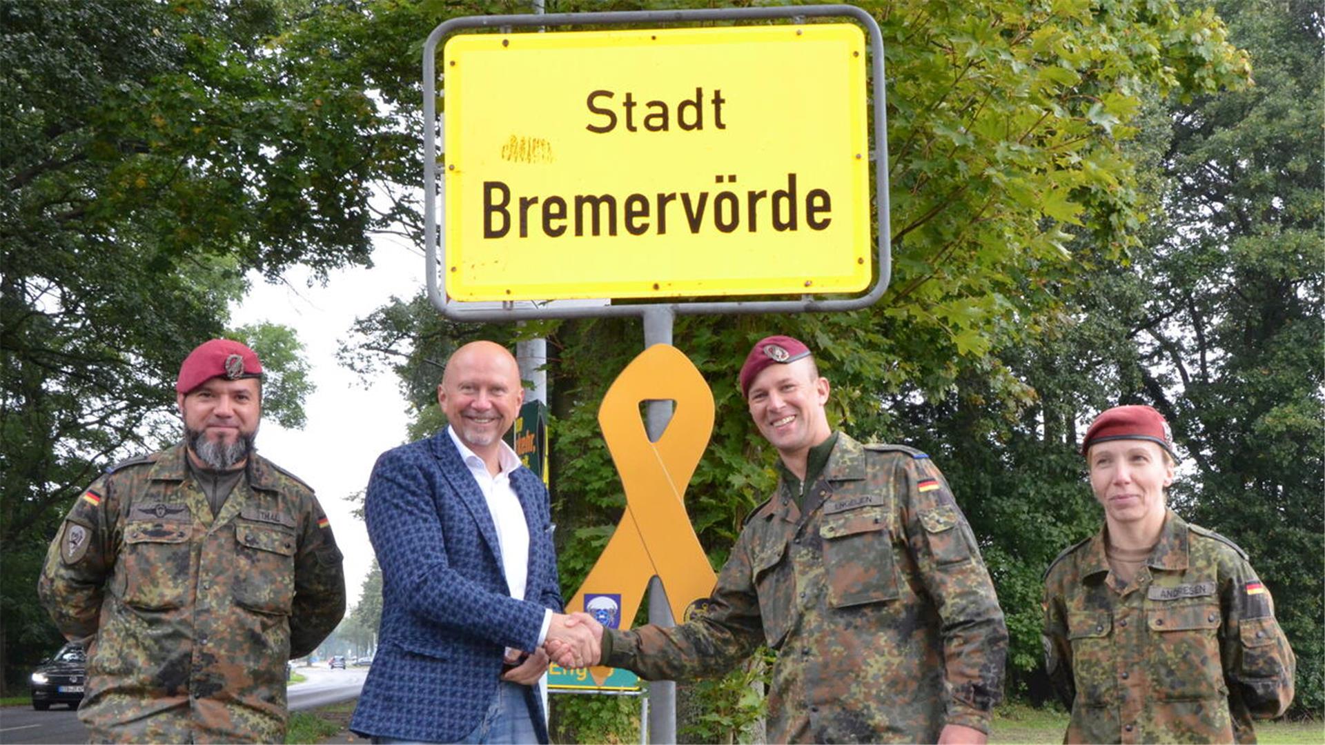 Bald auch in Bremerhaven? Bremervörde ist Partnergemeinde der Luftlandesanitätskompanie Seedorf und hat daher gelbe Schleifen an den Ortseingangsschildern befestigt. Sie mussten später wieder entfernt werden.