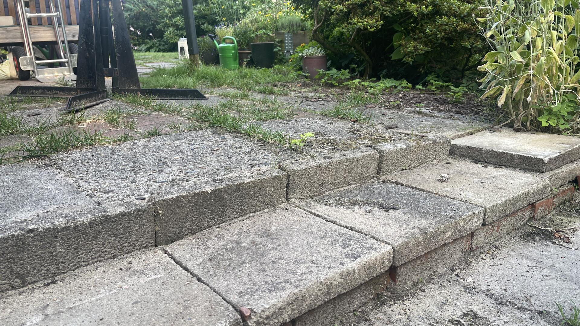 Balkon, Terrasse oder Garten: Auch hier können gefährliche Stolperfallen lauern.