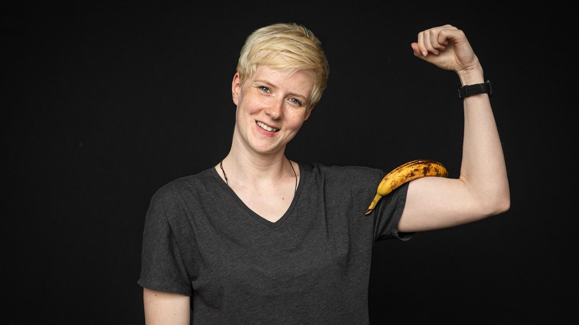 Eine Frau mit einer Banane auf dem Arm.