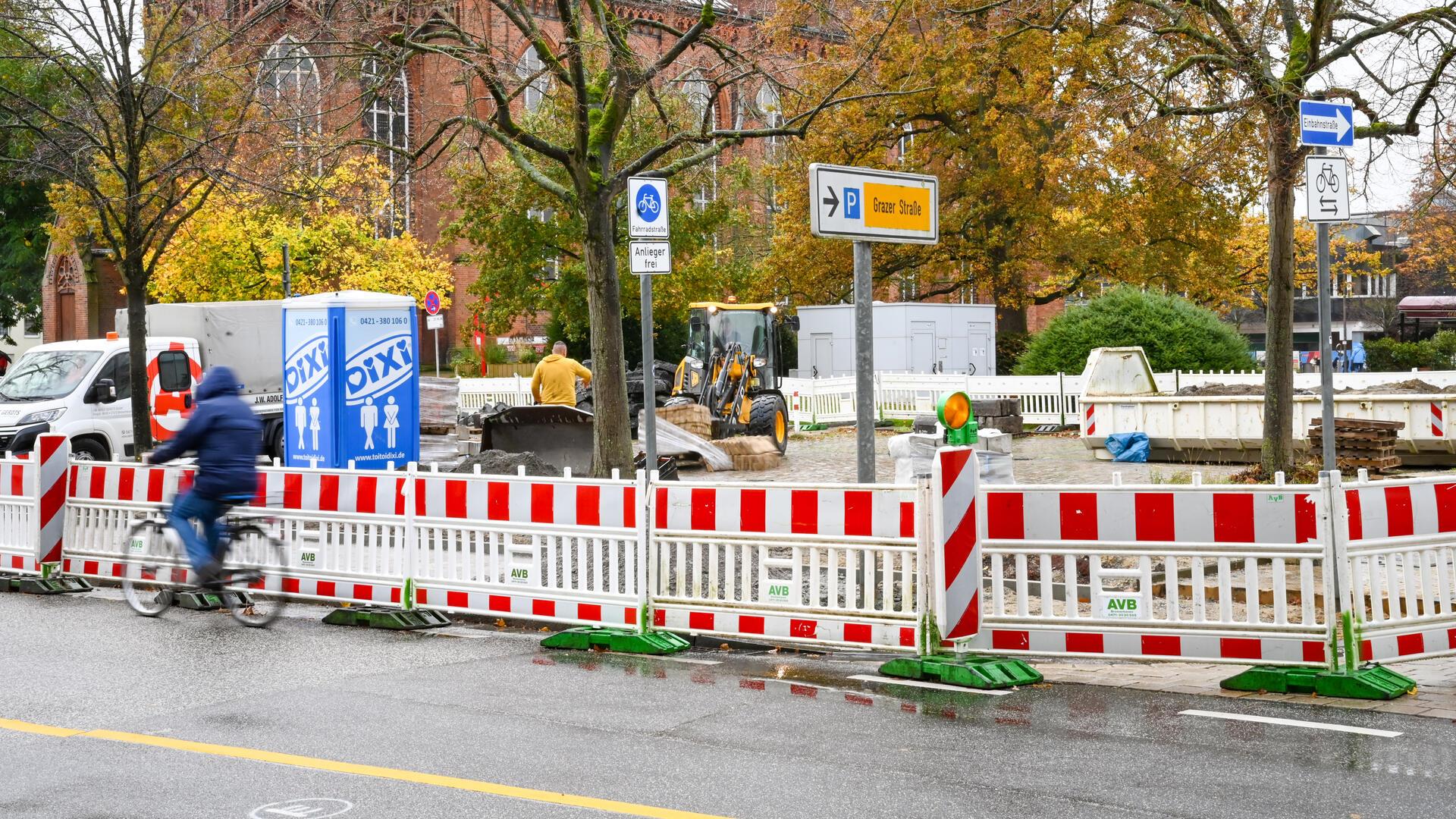 Bauarbeiten in der Innenstadt haben begonnen: Hinter der Großen Kirche wird der Park/Spielplatz Prager Straße gebaut,