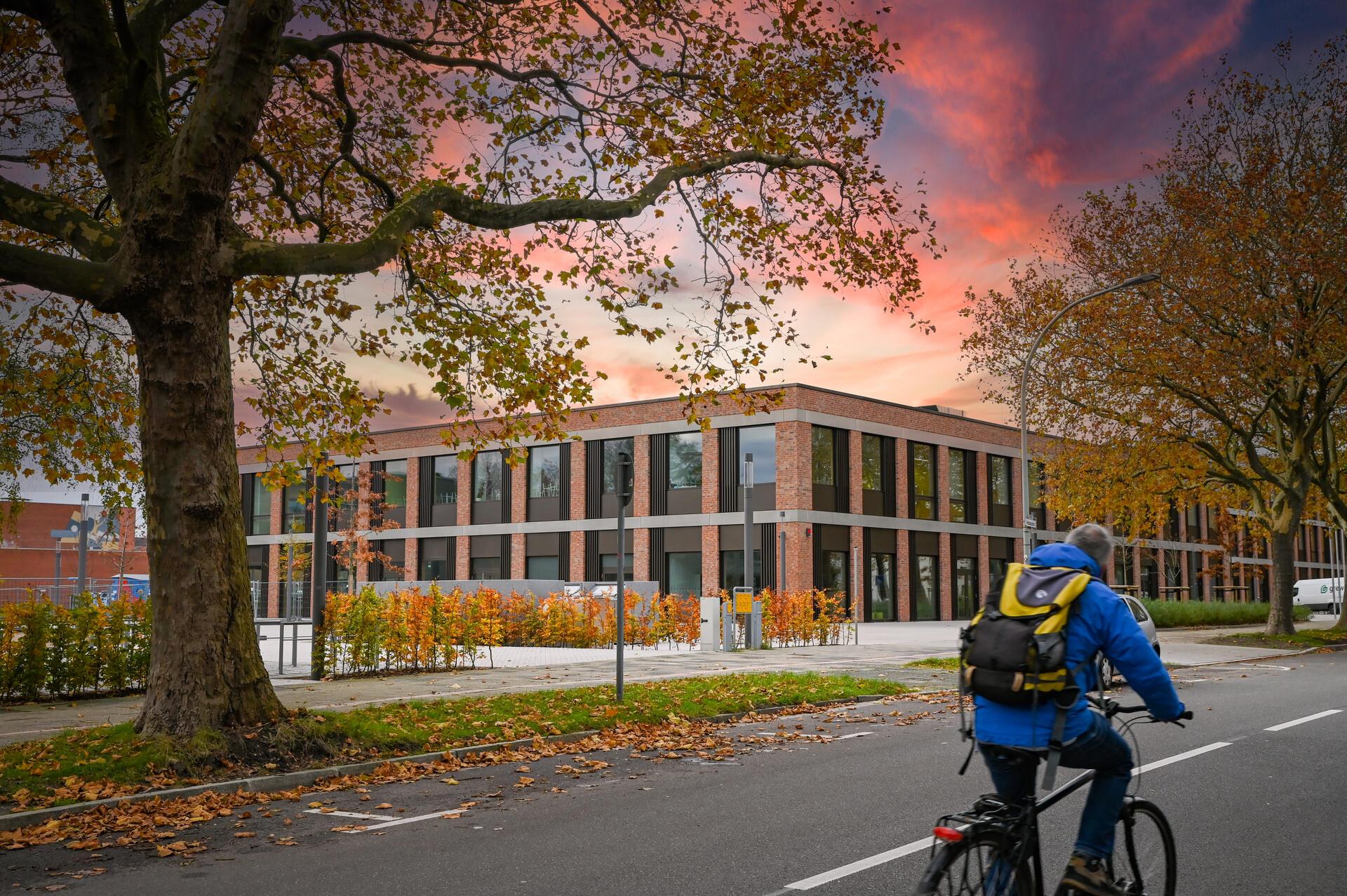 Bauherren, Planer und Kollegium stellen uns ihre neuen Schulen vor. Dies ist die...