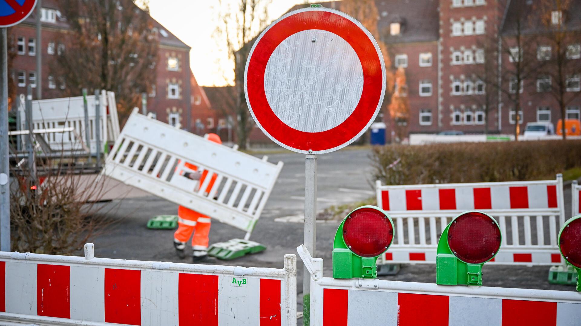 Baustelle eingerichtet, Autofahrer dürfen hier nicht mehr parken.