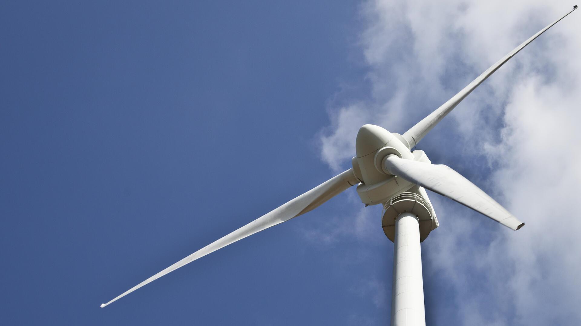 Ein Windrad unter blauem Himmel. Baut die Gemeinde Beverstedt bald eigene Windräder?