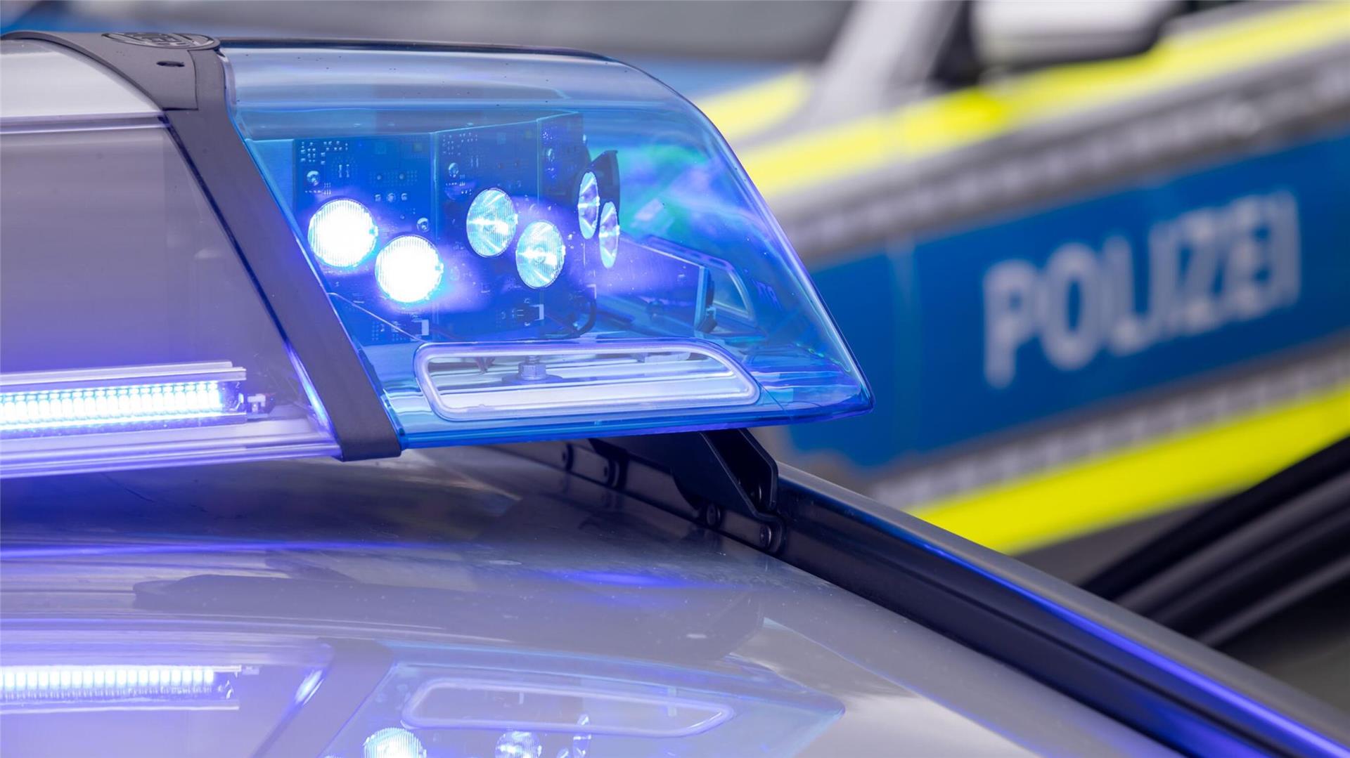 Zwei Einsatzfahrzeuge der Polizei