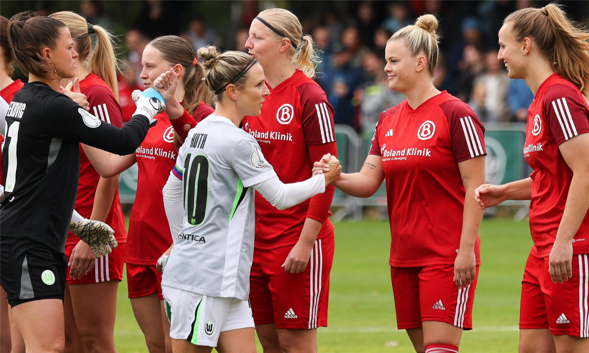 Begrüßung vor dem Spiel: Alina Stenzel und Wolfsburgs Nationalspielerin Svenja Huth (Nr. 10) geben sich die Hand. 