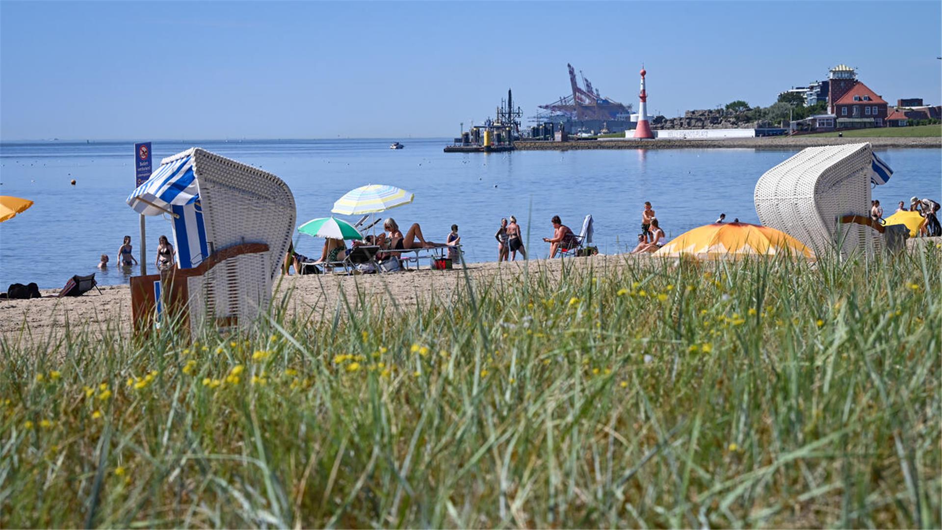 Bei Hitzetagen mit mehr als 30 Grad sollte der Besuch im Weser-Strandbad wohldosiert sein. Man sollte sich eher nicht in der prallen Sonne bewegen. 