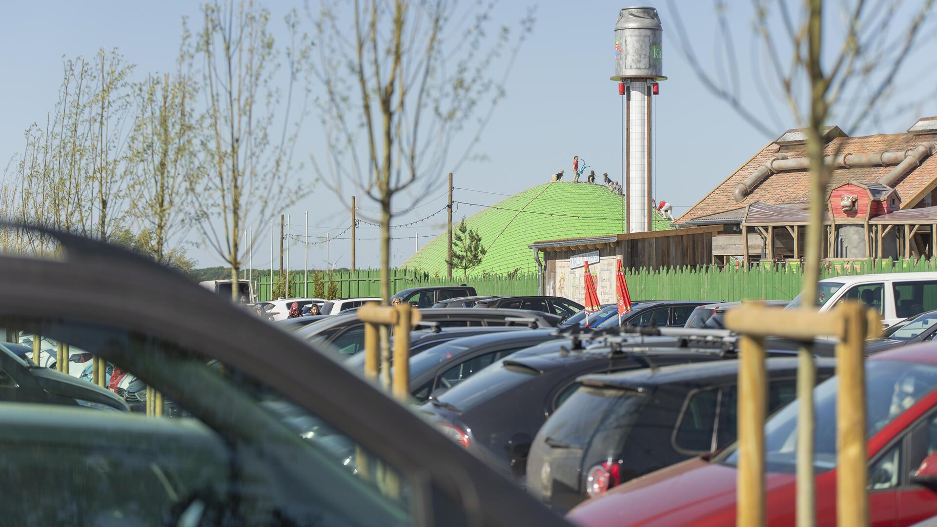 Autos stehen auf dem Parkplatz von Karls Erlebnis-Dorf in Loxstedt.